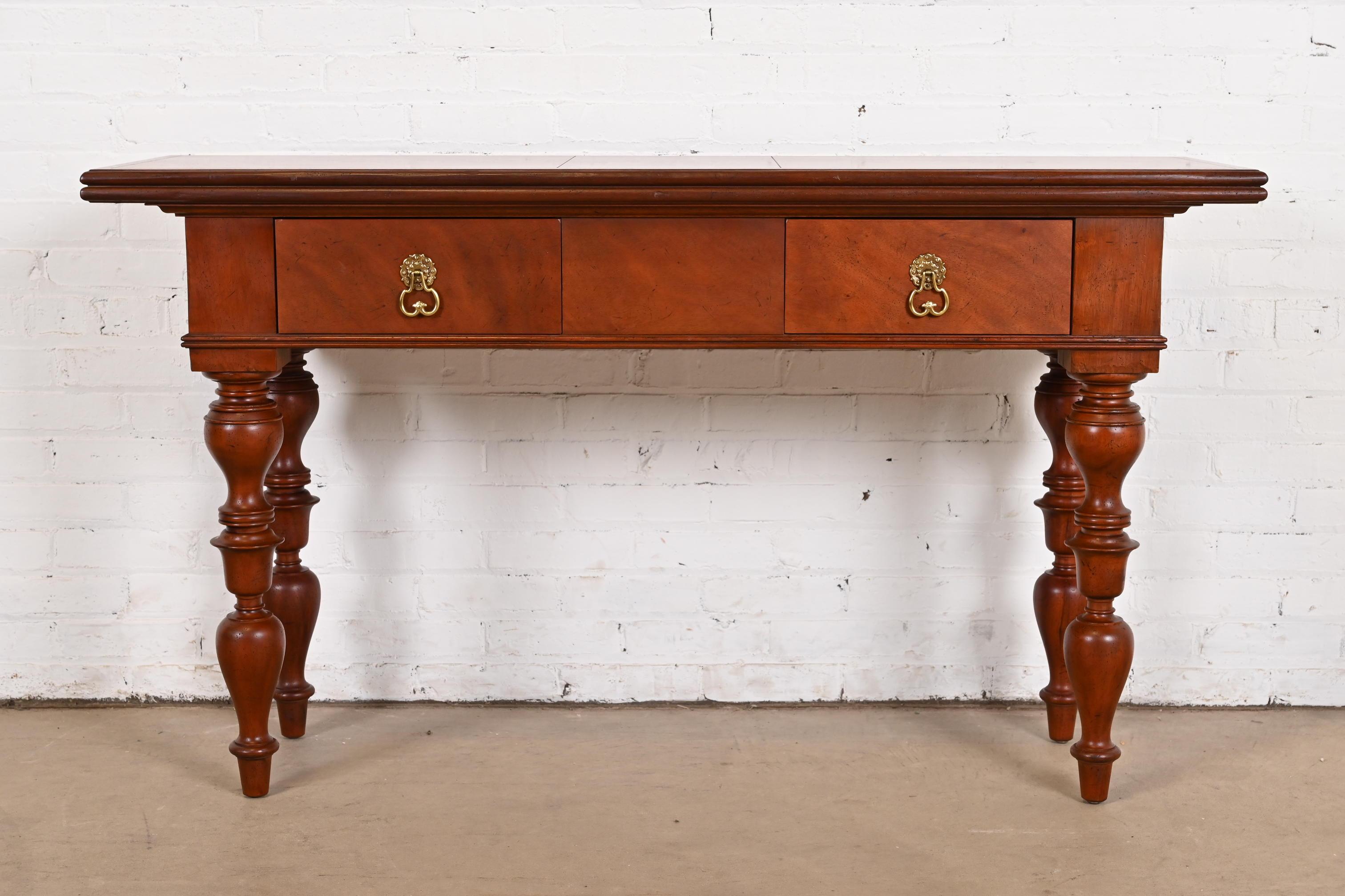 Baker Furniture Kolonial-Konsolentisch aus geschnitztem Mahagoni für Westindische Kolonialzeit (Amerikanisch Kolonial) im Angebot