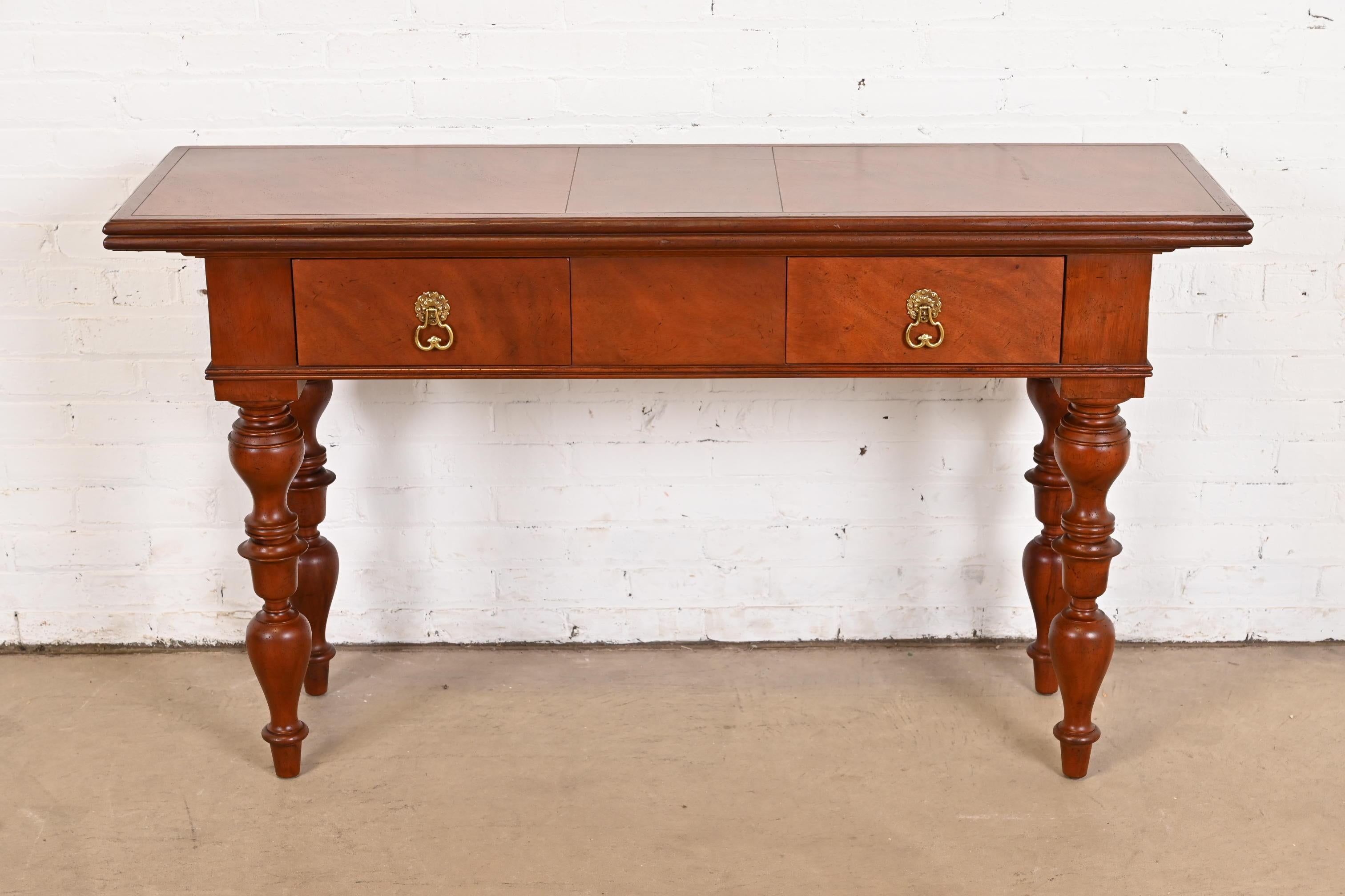 Baker Furniture Kolonial-Konsolentisch aus geschnitztem Mahagoni für Westindische Kolonialzeit (amerikanisch) im Angebot