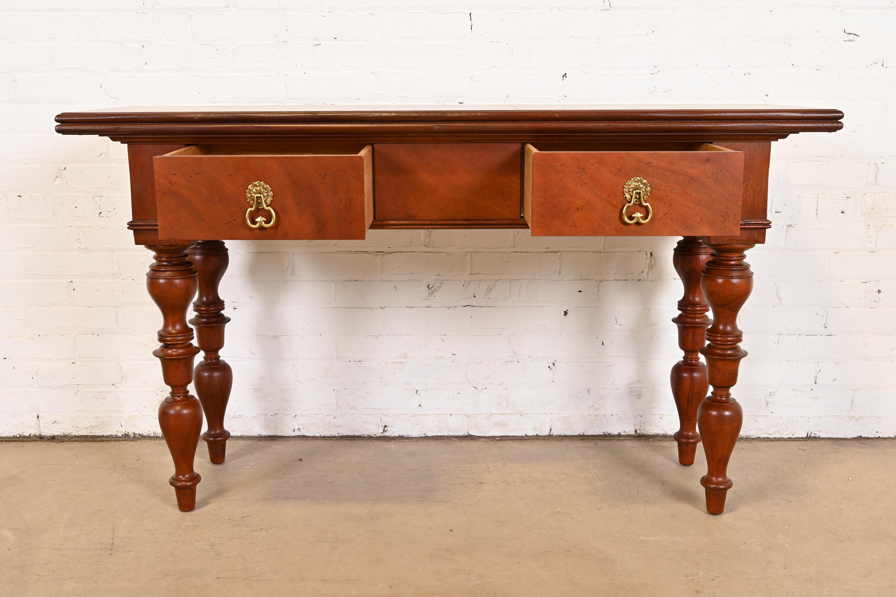Baker Furniture Kolonial-Konsolentisch aus geschnitztem Mahagoni für Westindische Kolonialzeit im Zustand „Gut“ im Angebot in South Bend, IN