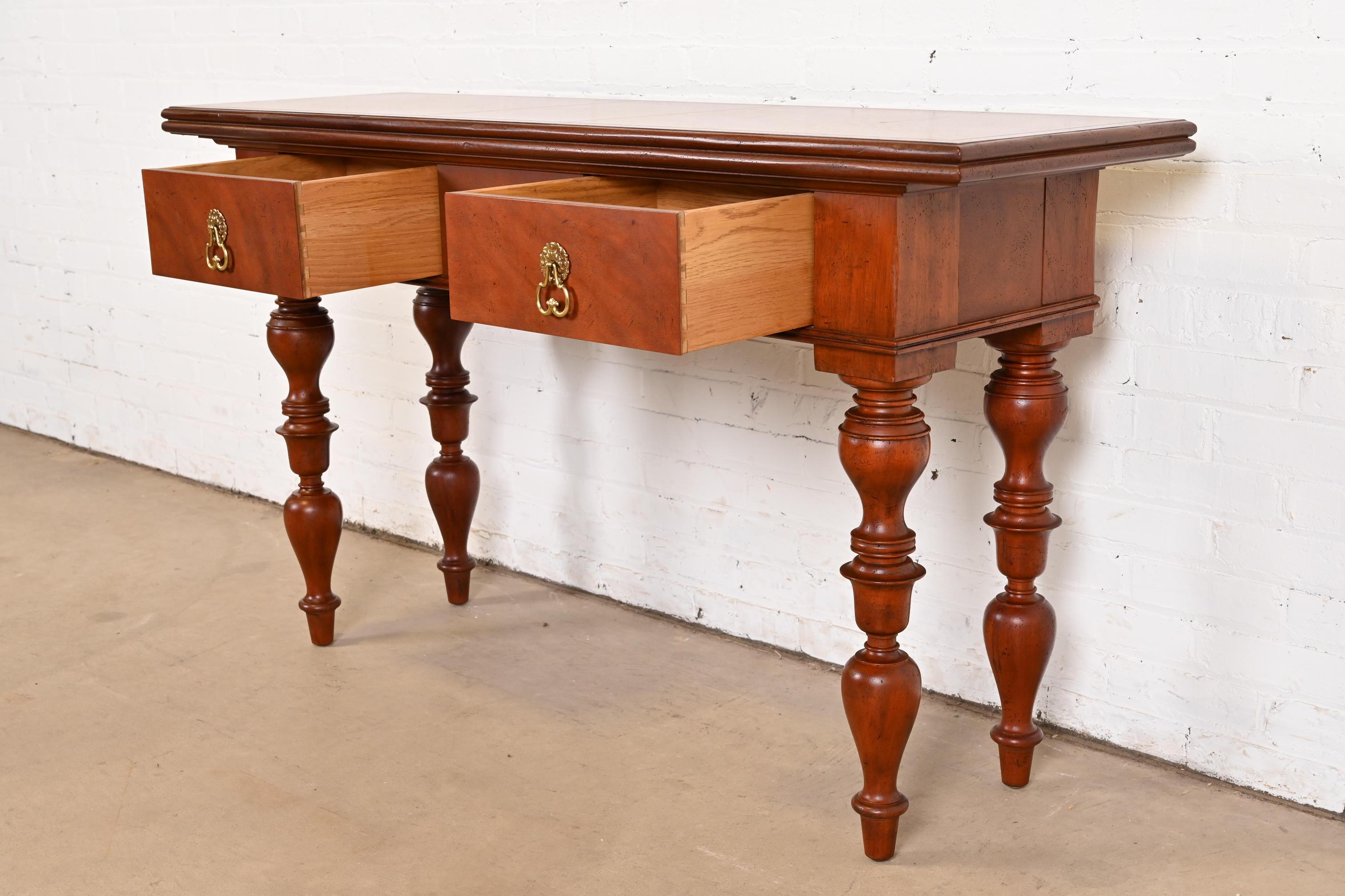 Baker Furniture Kolonial-Konsolentisch aus geschnitztem Mahagoni für Westindische Kolonialzeit (Ende des 20. Jahrhunderts) im Angebot