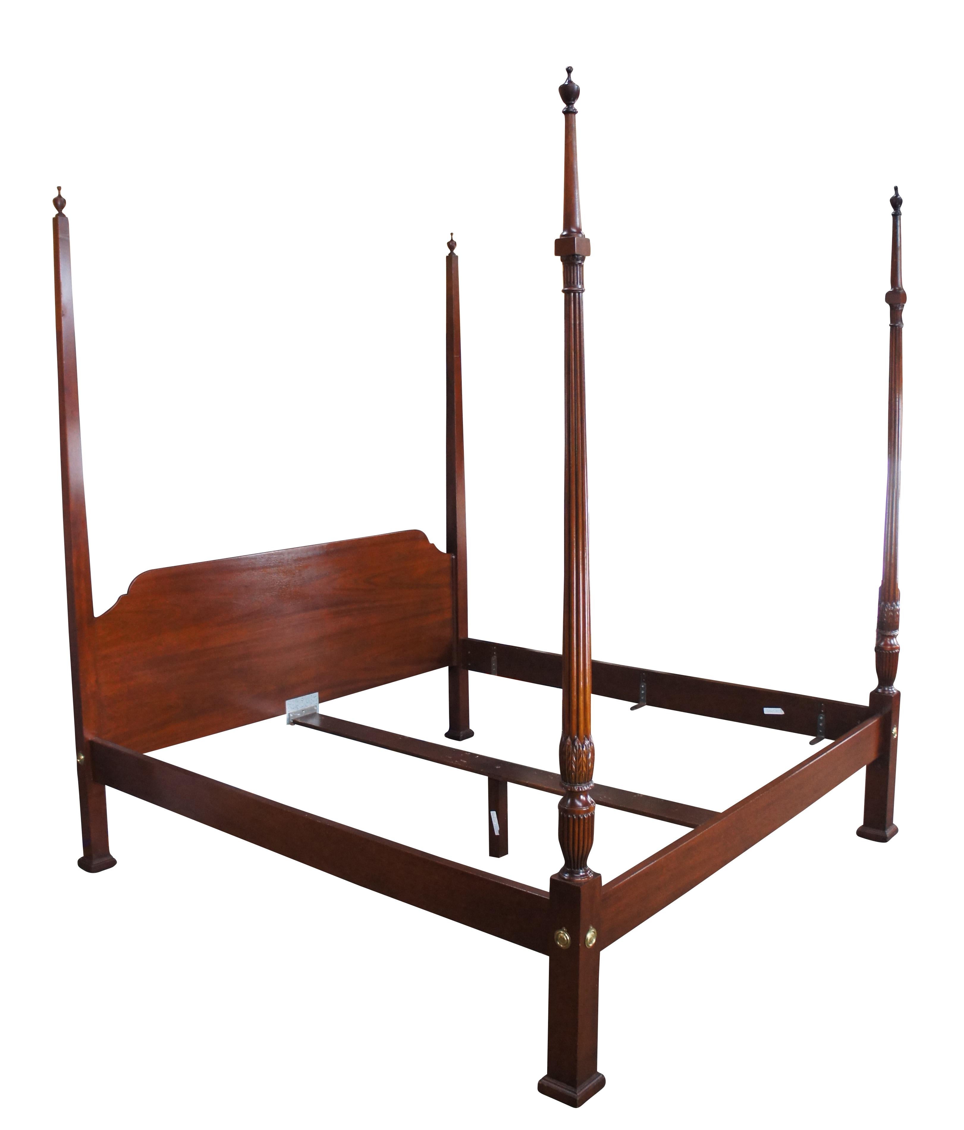 Un maestoso letto a baldacchino Colonial Williamsburg di Baker Furniture, CIRCA anni '80. Presenta una struttura in mogano massiccio con montanti squadrati e ribassati, un baldacchino con terminali a trofeo e gambe con medaglioni a rosetta in