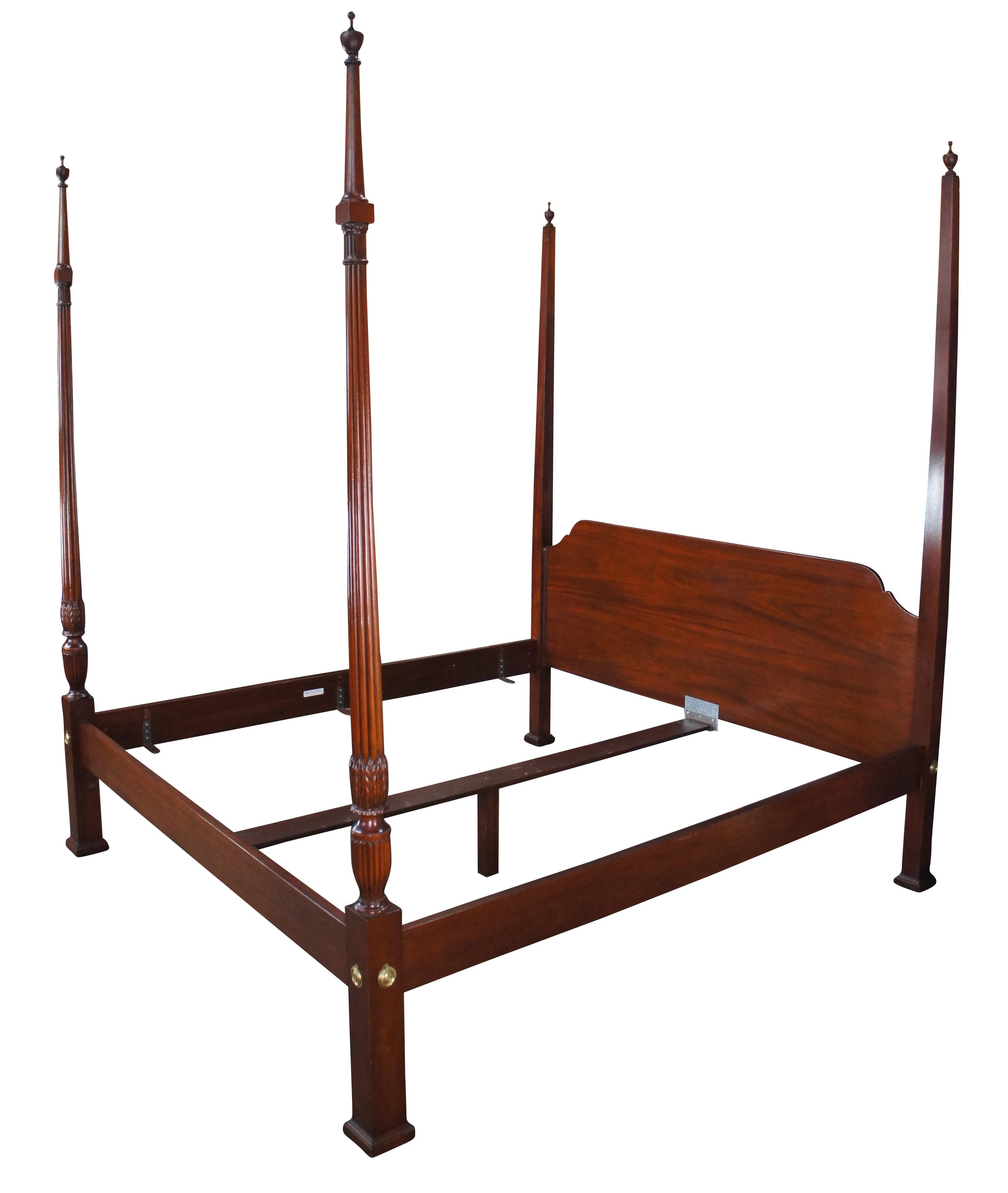 Coloniale americano Baker Furniture Colonial Williamsburg - letto a baldacchino in mogano massiccio - dimensioni King in vendita
