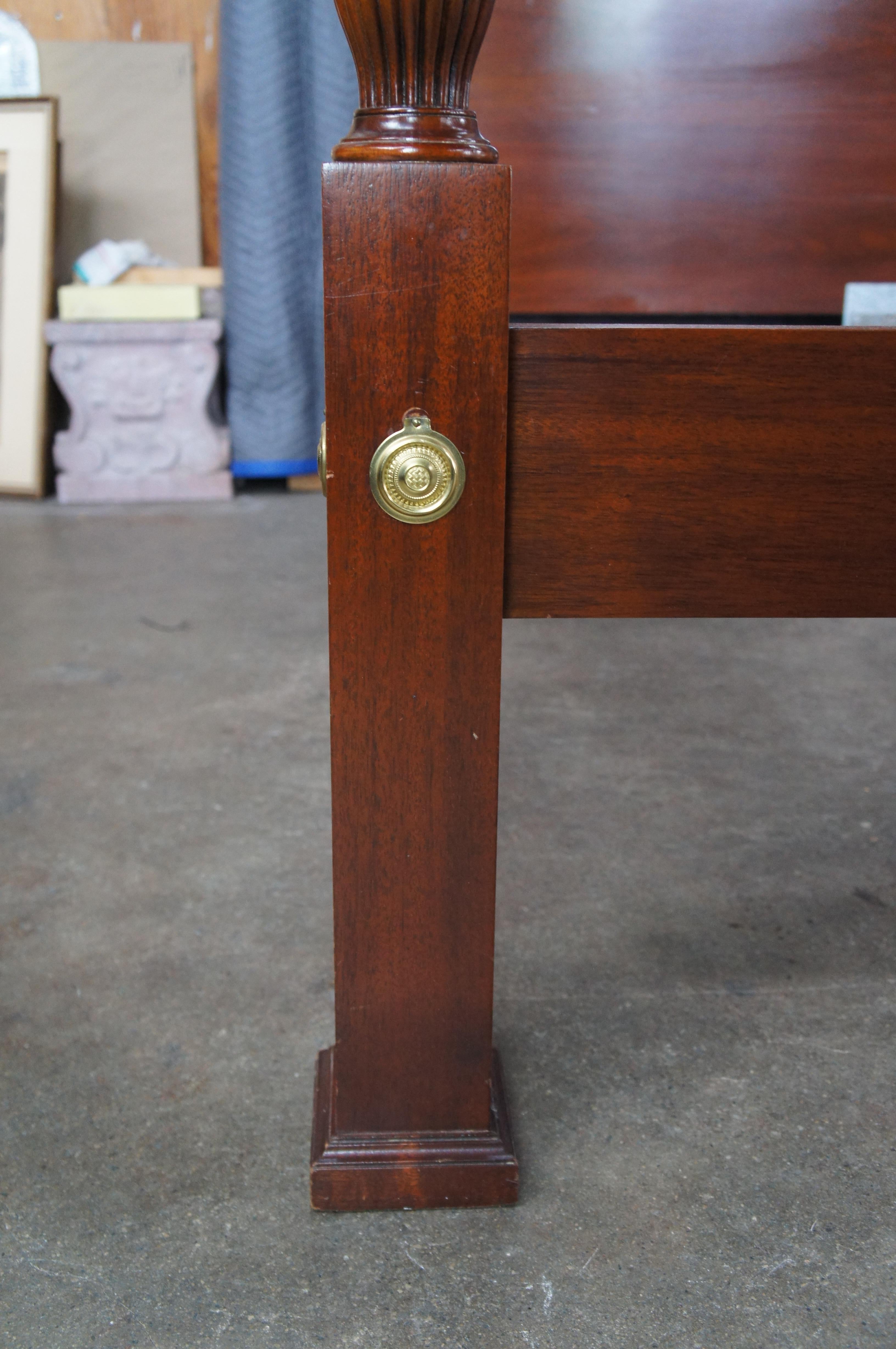 Fine XX secolo Baker Furniture Colonial Williamsburg - letto a baldacchino in mogano massiccio - dimensioni King in vendita