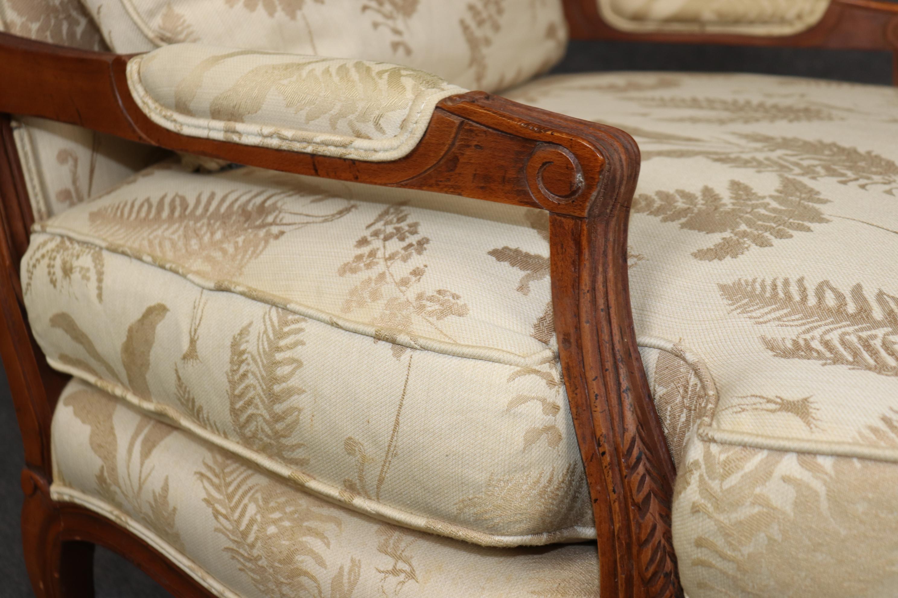Baker Furniture Company Nussbaum geschnitzt Französisch Louis XV Stil Sessel  & Ottomane im Angebot 4