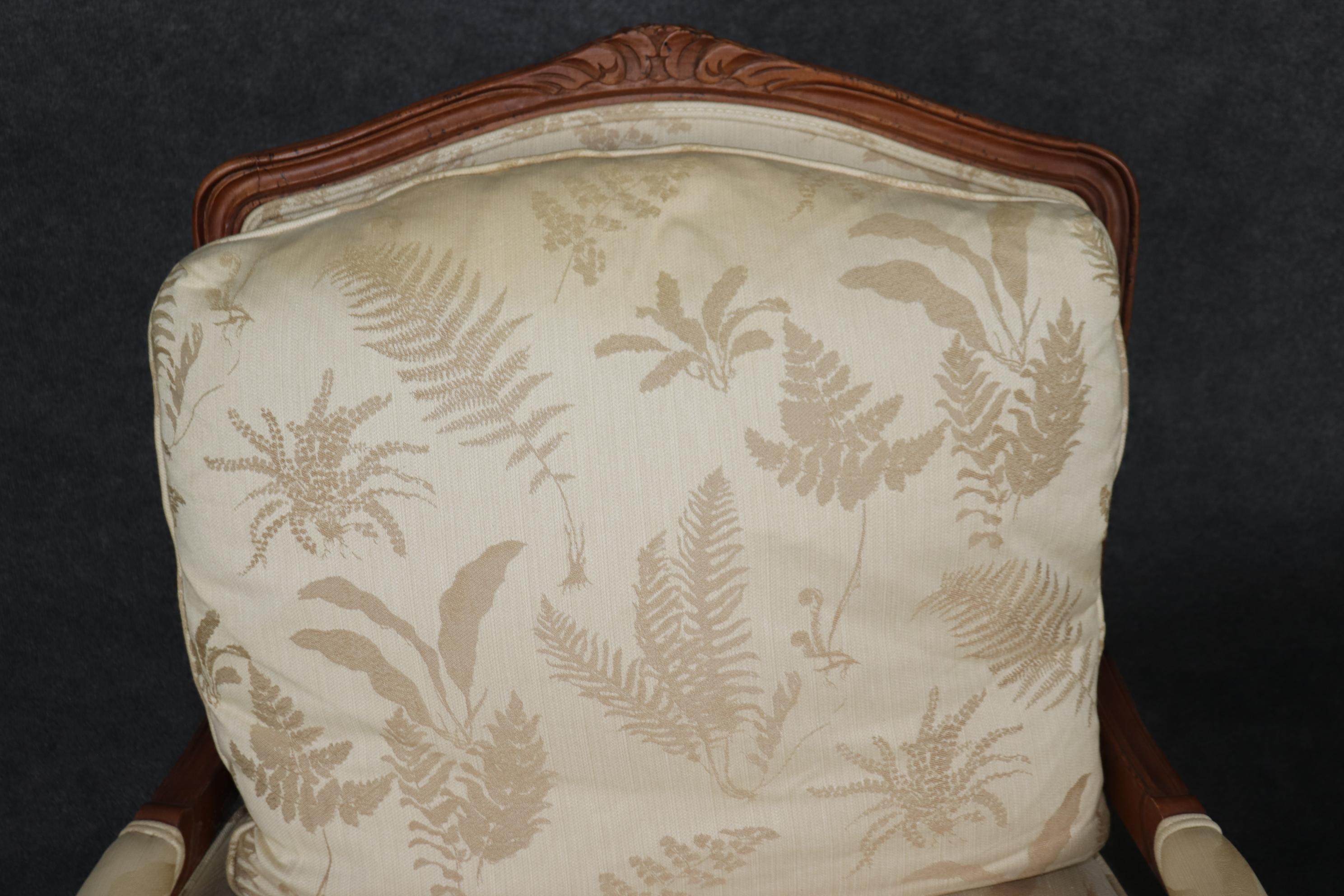 Baker Furniture Company Nussbaum geschnitzt Französisch Louis XV Stil Sessel  & Ottomane im Angebot 5