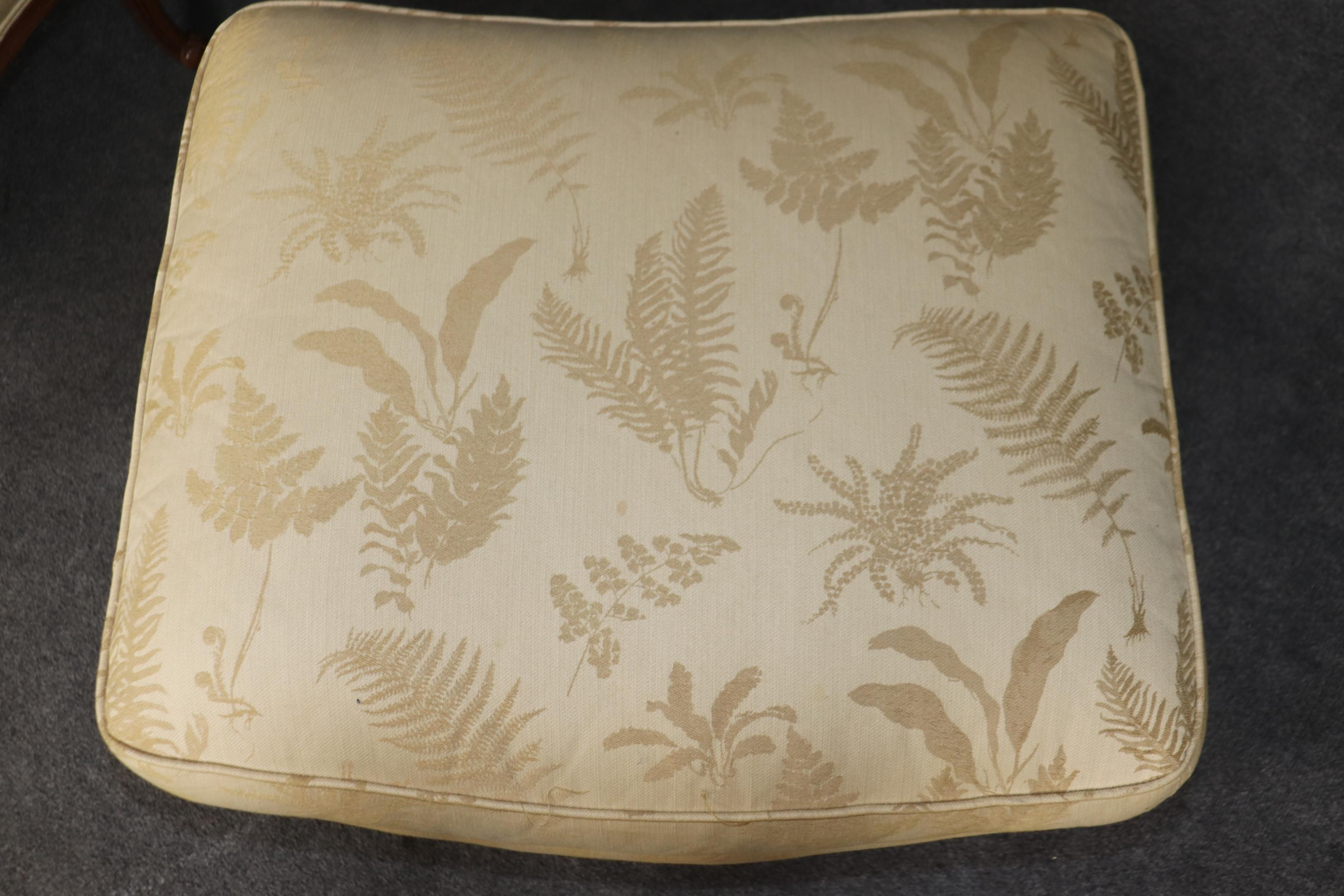 Baker Furniture Company Nussbaum geschnitzt Französisch Louis XV Stil Sessel  & Ottomane im Angebot 6