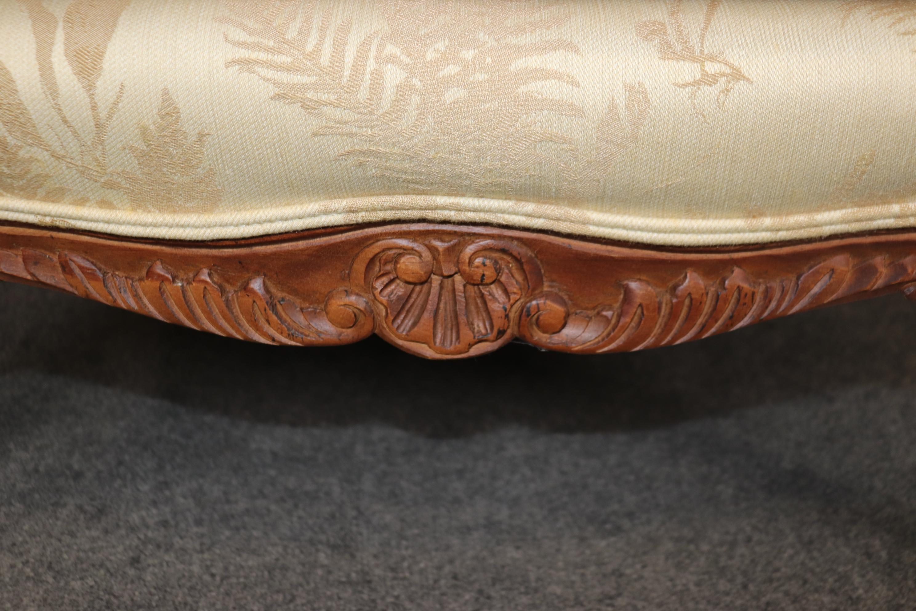 Baker Furniture Company Chaise à accoudoirs en noyer français sculpté de style Louis XV  & Ottoman en vente 8
