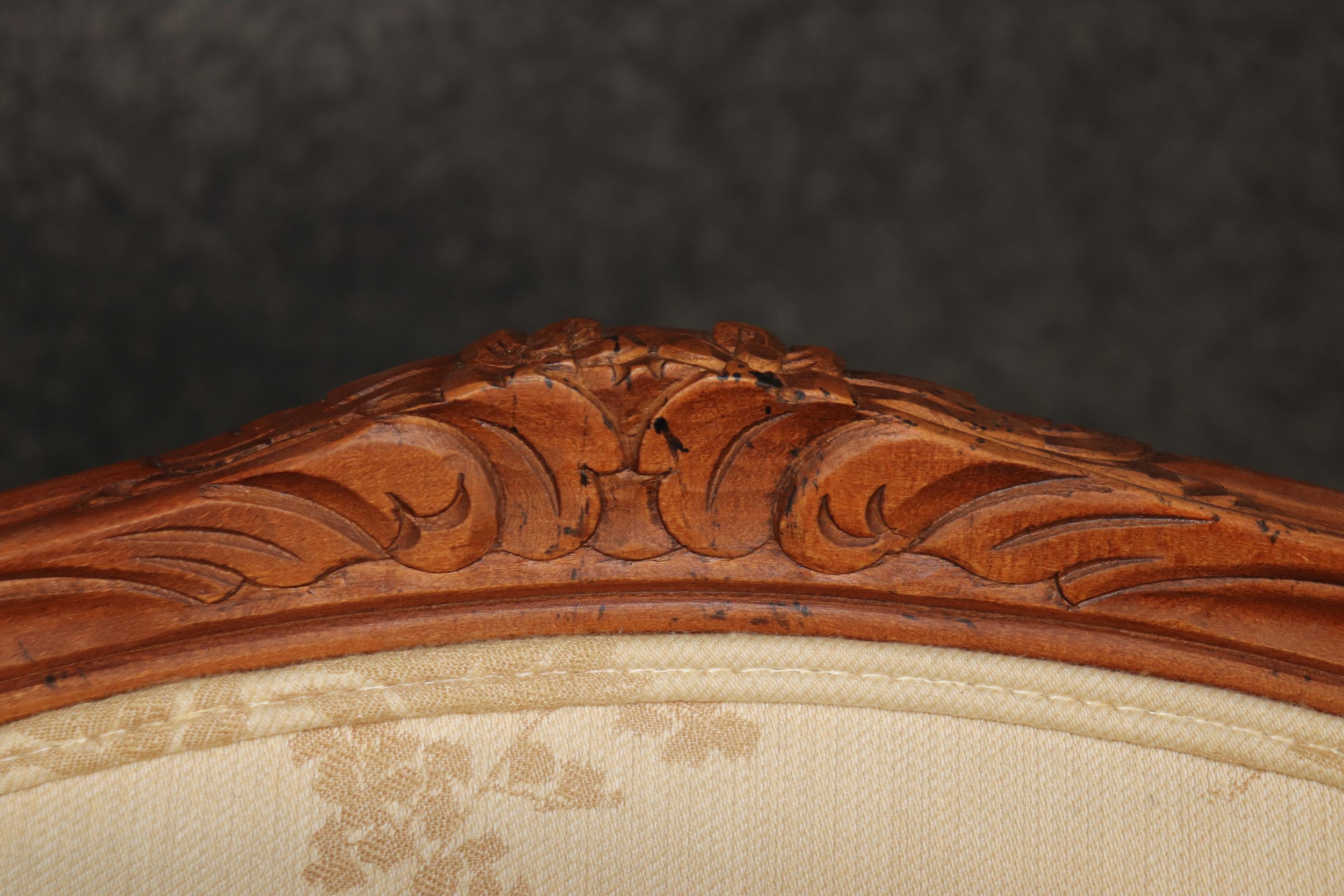 Baker Furniture Company Nussbaum geschnitzt Französisch Louis XV Stil Sessel  & Ottomane im Angebot 8