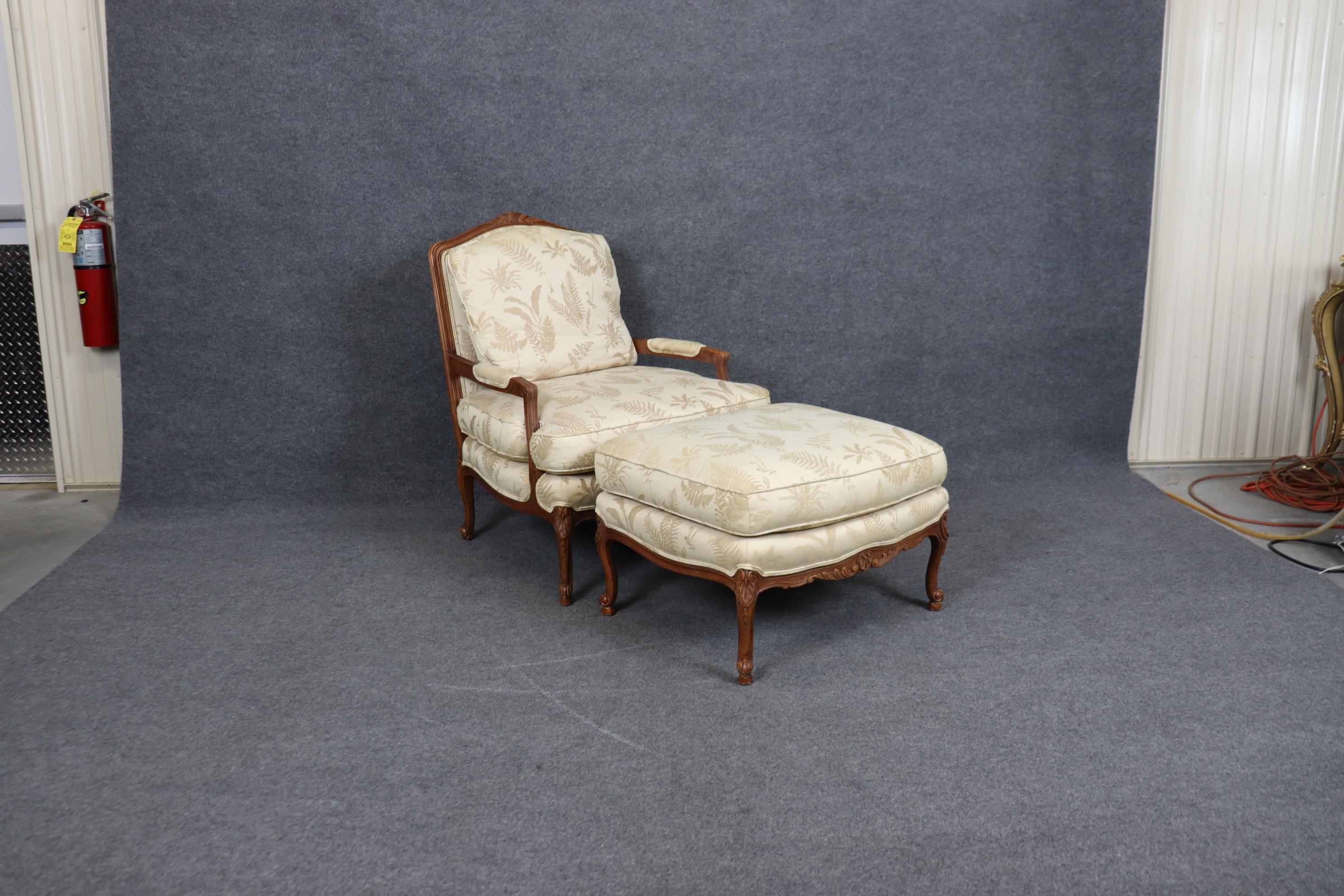 Baker Furniture Company Nussbaum geschnitzt Französisch Louis XV Stil Sessel  & Ottomane (Louis XV.) im Angebot