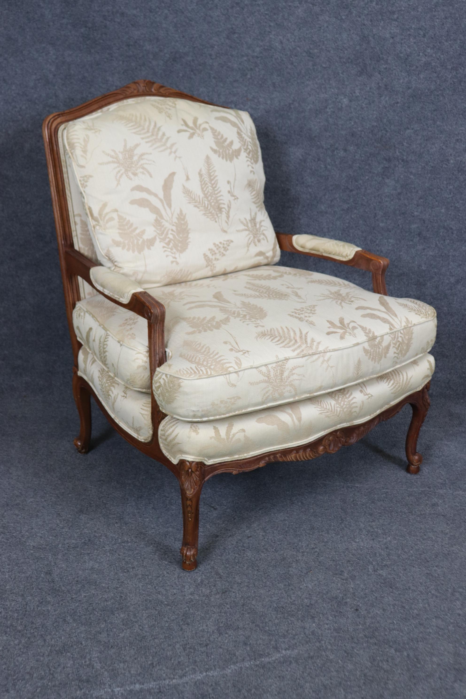Baker Furniture Company Nussbaum geschnitzt Französisch Louis XV Stil Sessel  & Ottomane (amerikanisch) im Angebot