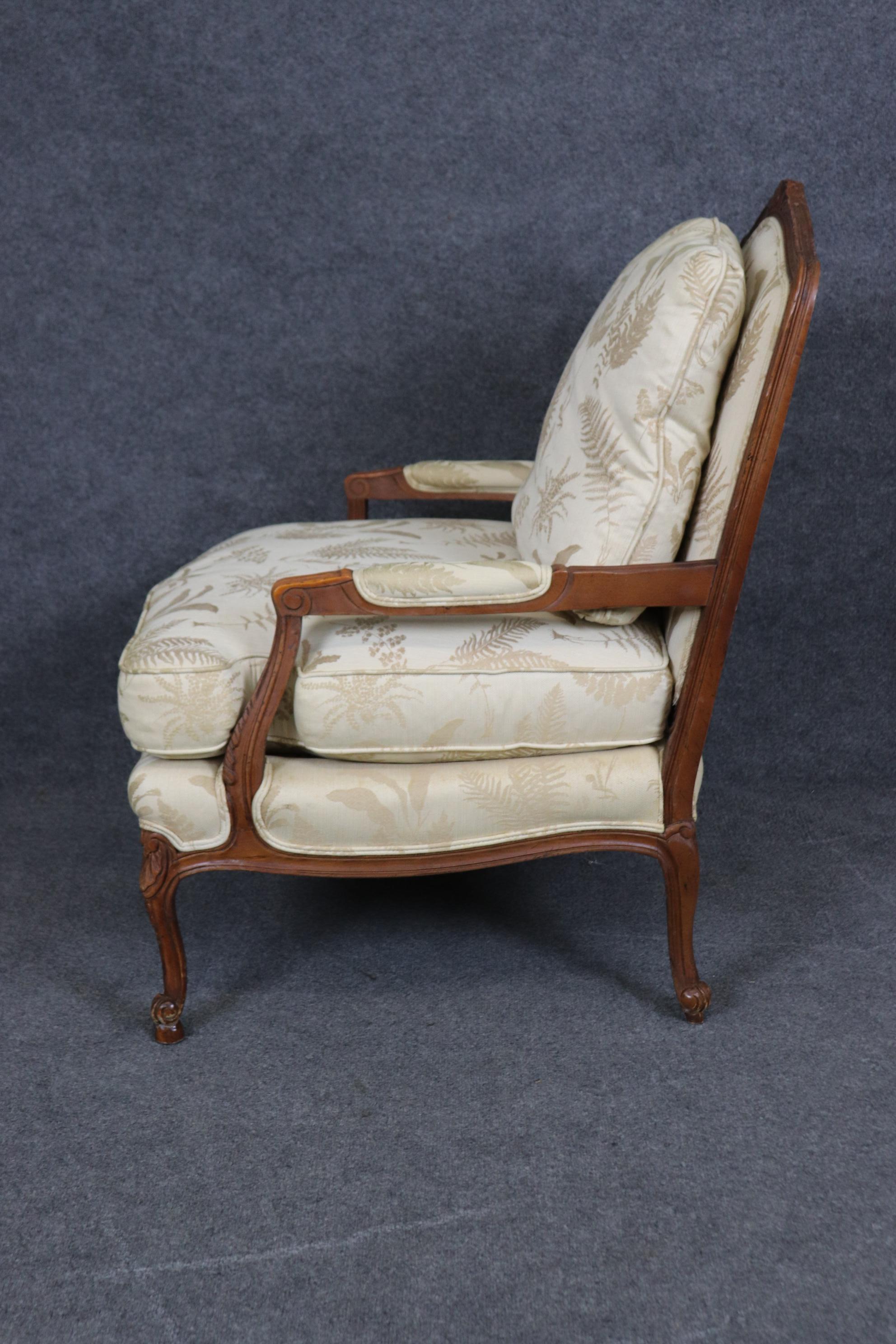 Baker Furniture Company Nussbaum geschnitzt Französisch Louis XV Stil Sessel  & Ottomane (Ende des 20. Jahrhunderts) im Angebot
