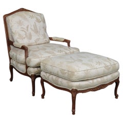 Baker Furniture Company Chaise à accoudoirs en noyer français sculpté de style Louis XV  & Ottoman