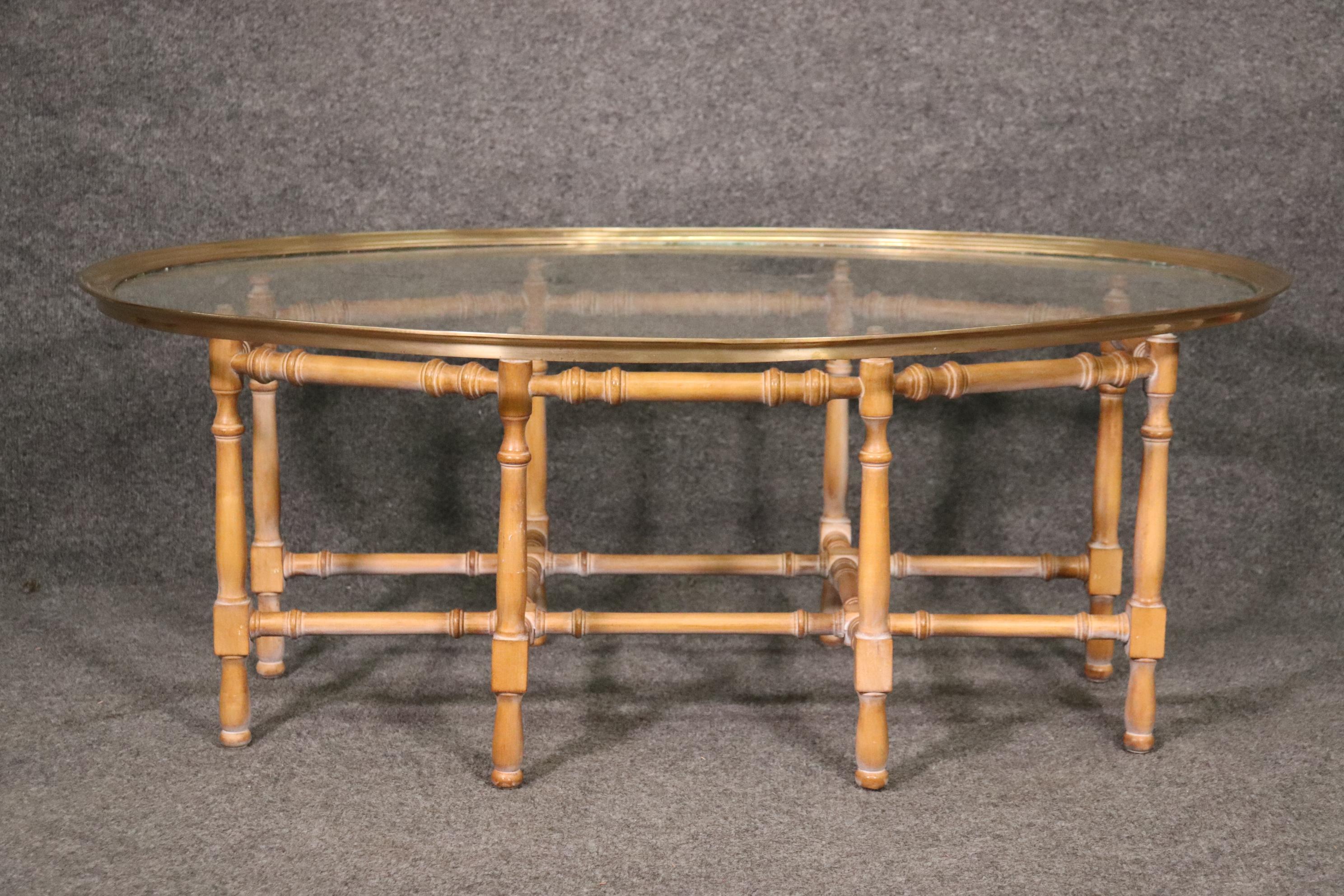 Baker Furniture Company Tisch aus Kunstbambus, Messing und Glas mit Tablettplatte (Chinese Chippendale) im Angebot