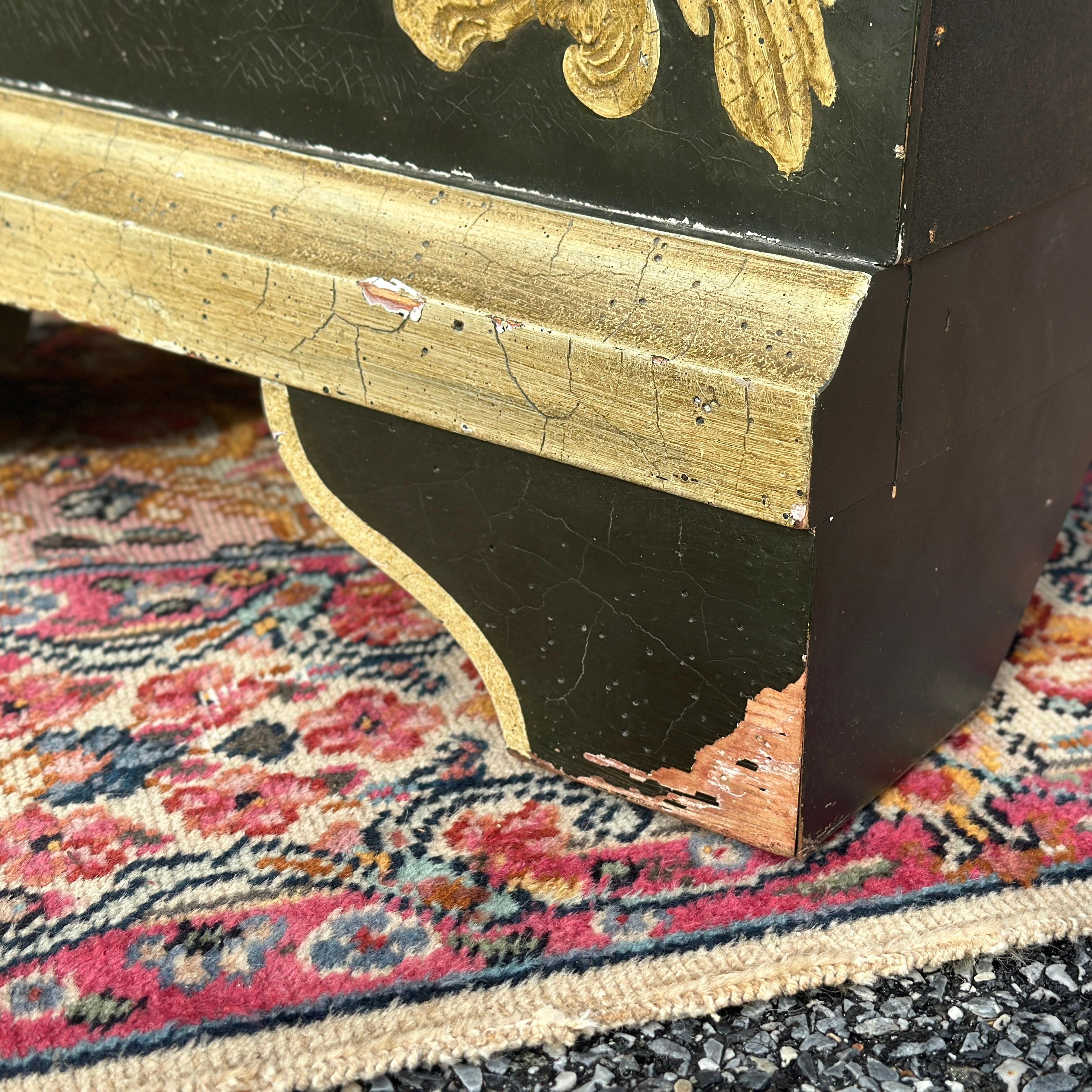 Baker Furniture Company Cómoda Serpentina Estilo Italiano Pintada a Mano en venta 7