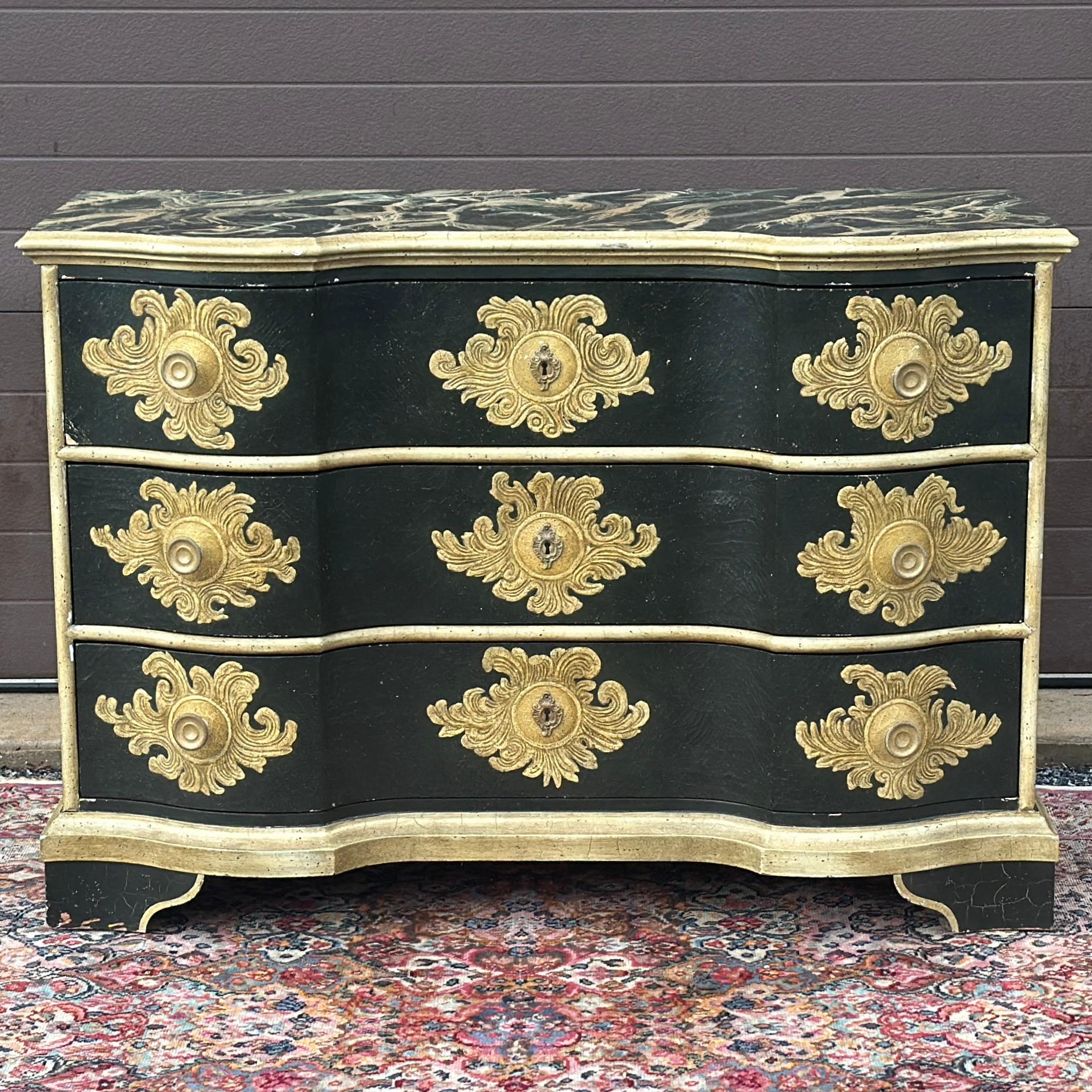 Cómoda baja serpentina de estilo italiano Vintage Baker Furniture Company, con tres espaciosos cajones con bocallaves de imitación y acabados originales pintados a mano. Firmado en el interior del cajón. El color de la pintura es un verde muy oscuro