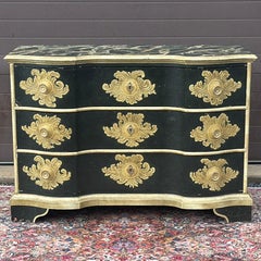 Baker Furniture Company Stile italiano dipinto a mano con cassettiera a serpentina