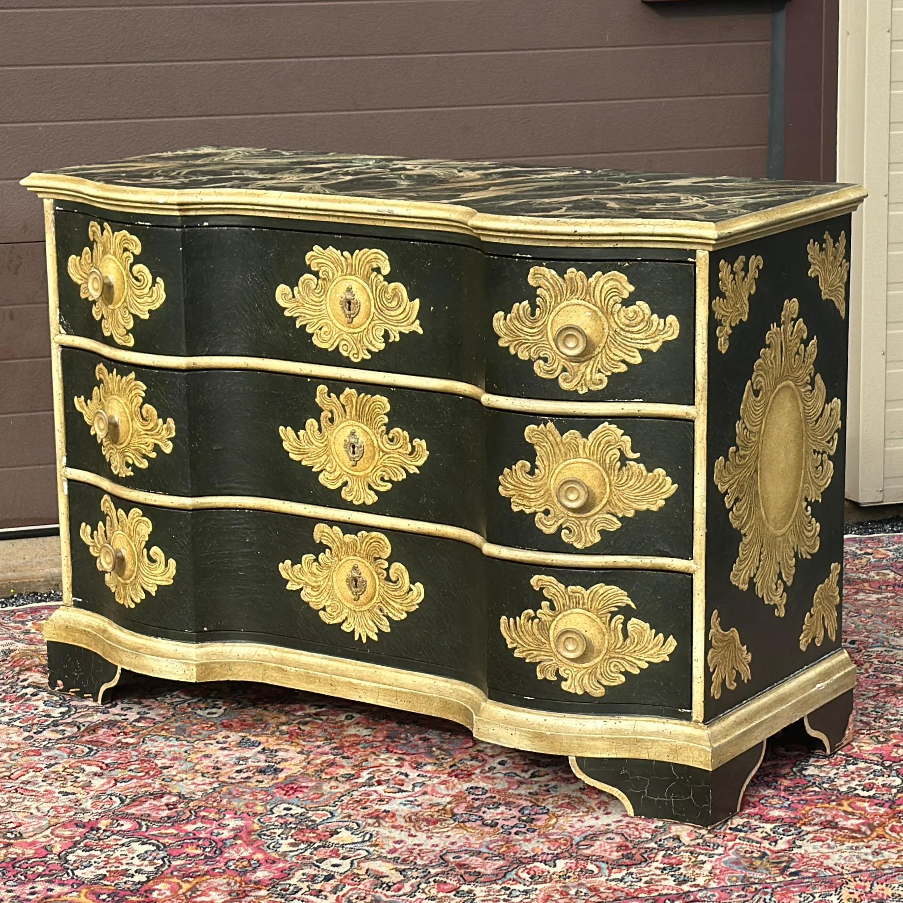 Baker Furniture Company Cómoda Serpentina Estilo Italiano Pintada a Mano Grand Tour en venta