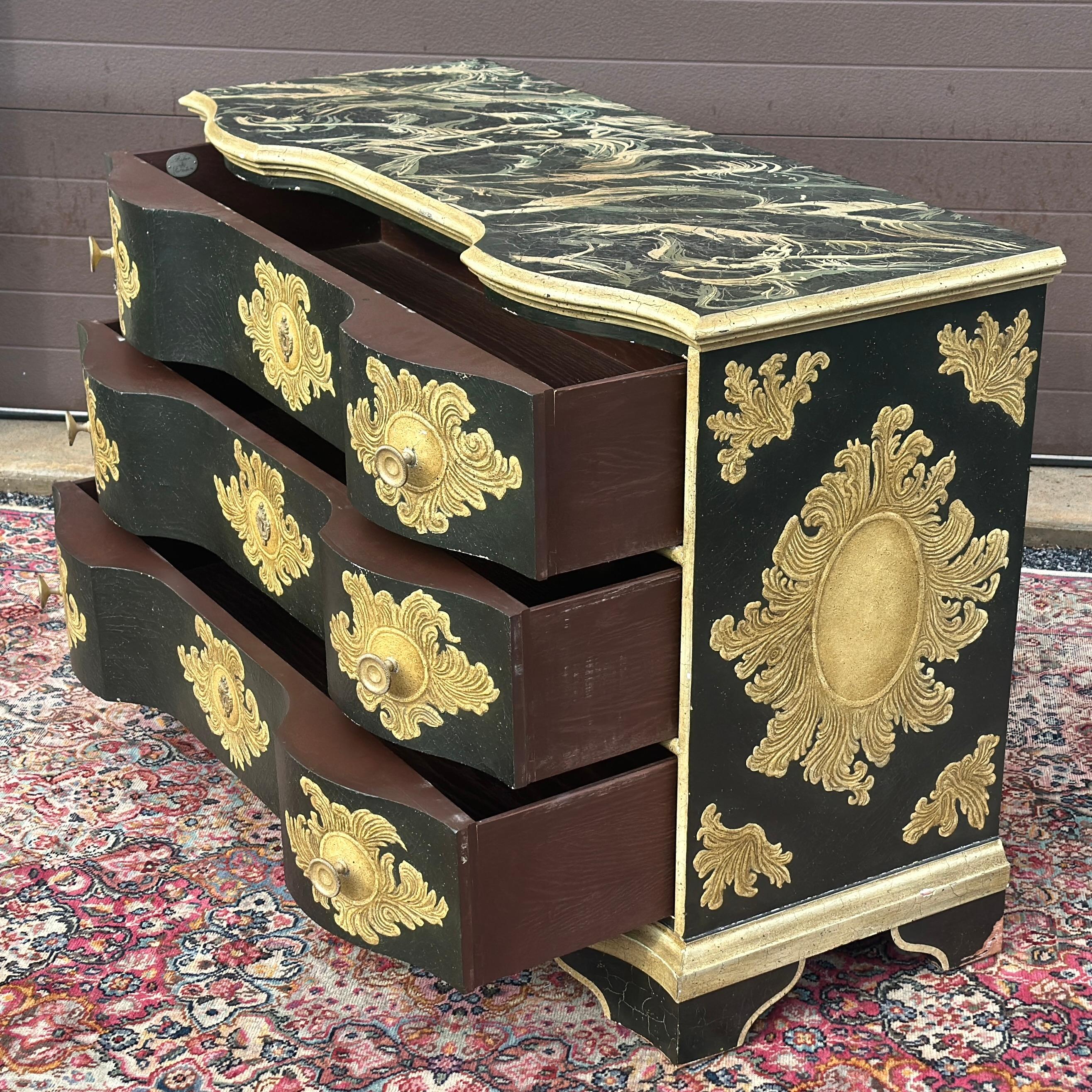 Baker Furniture Company Cómoda Serpentina Estilo Italiano Pintada a Mano Estadounidense en venta