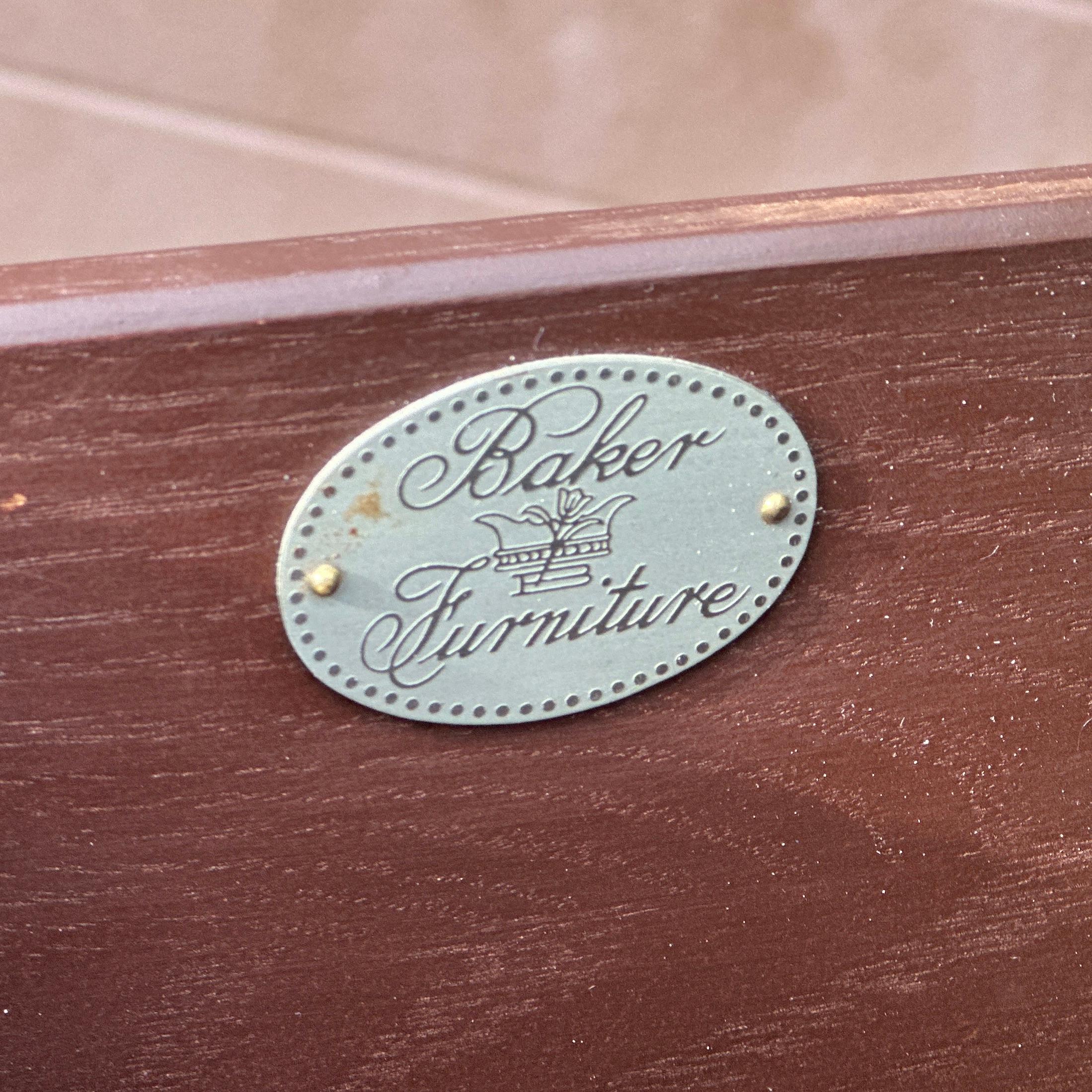 Baker Furniture Company Cómoda Serpentina Estilo Italiano Pintada a Mano Hecho a mano en venta