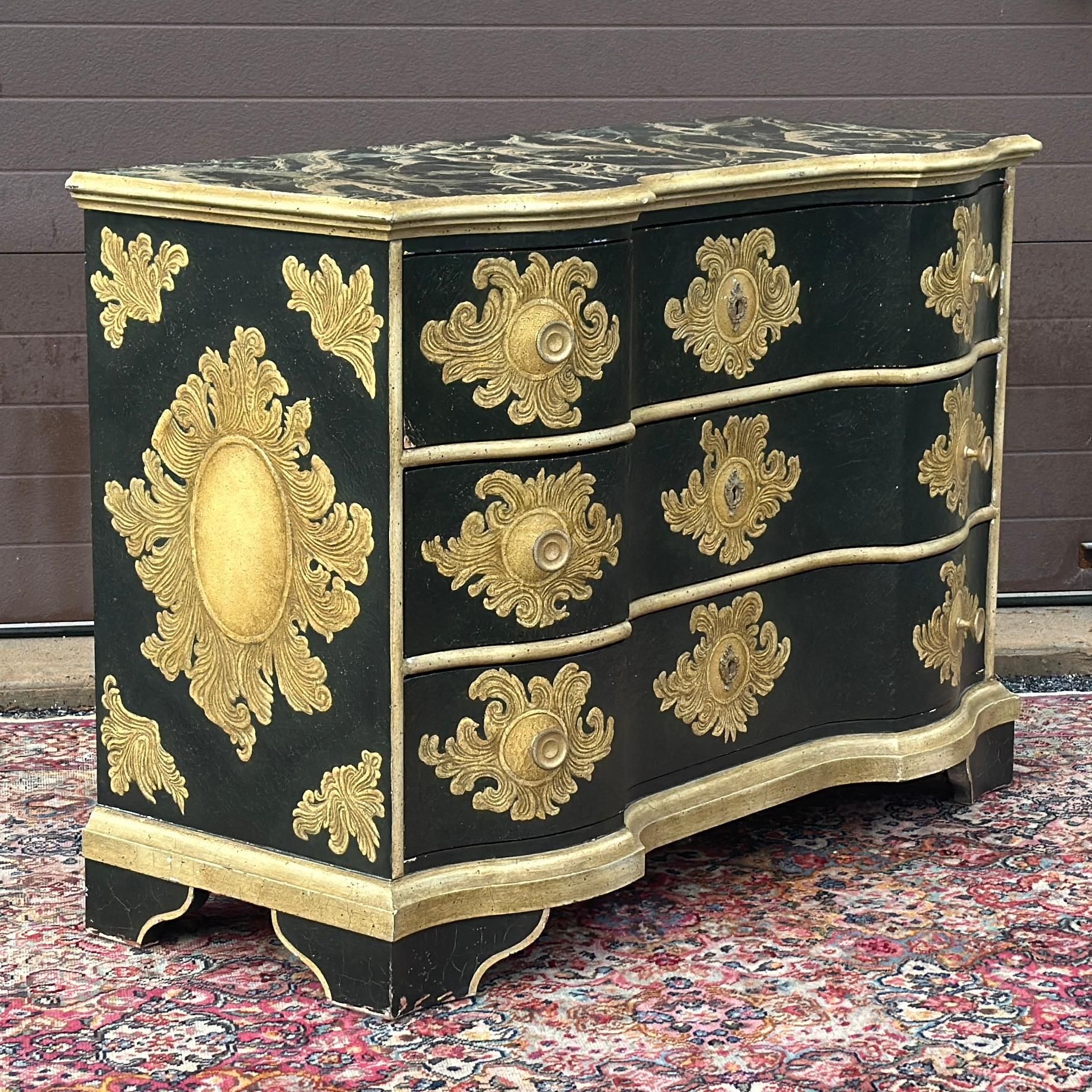 Baker Furniture Company Cómoda Serpentina Estilo Italiano Pintada a Mano en Bueno estado para la venta en West Chester, PA
