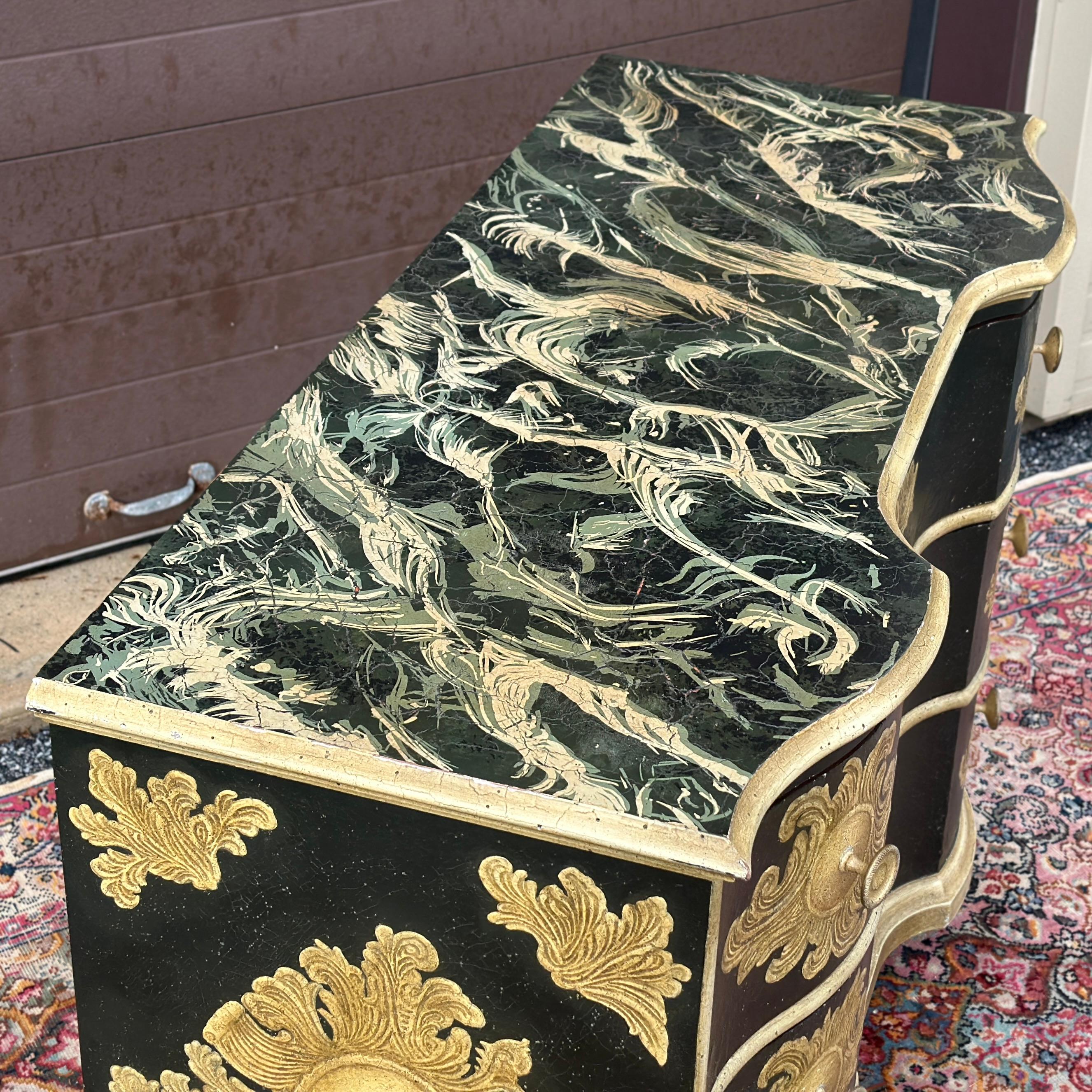 Baker Furniture Company Cómoda Serpentina Estilo Italiano Pintada a Mano siglo XX en venta