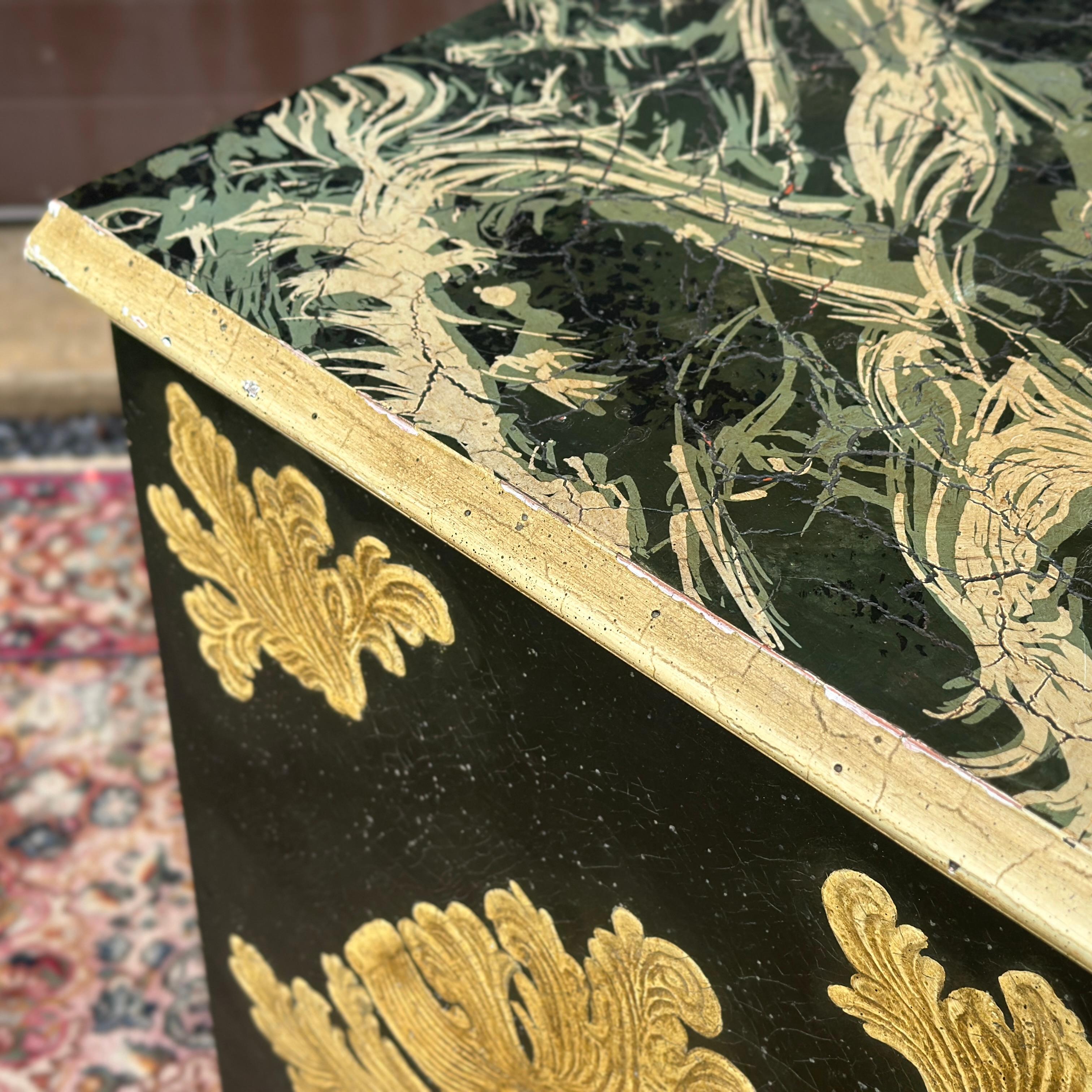 Baker Furniture Company Cómoda Serpentina Estilo Italiano Pintada a Mano Madera en venta