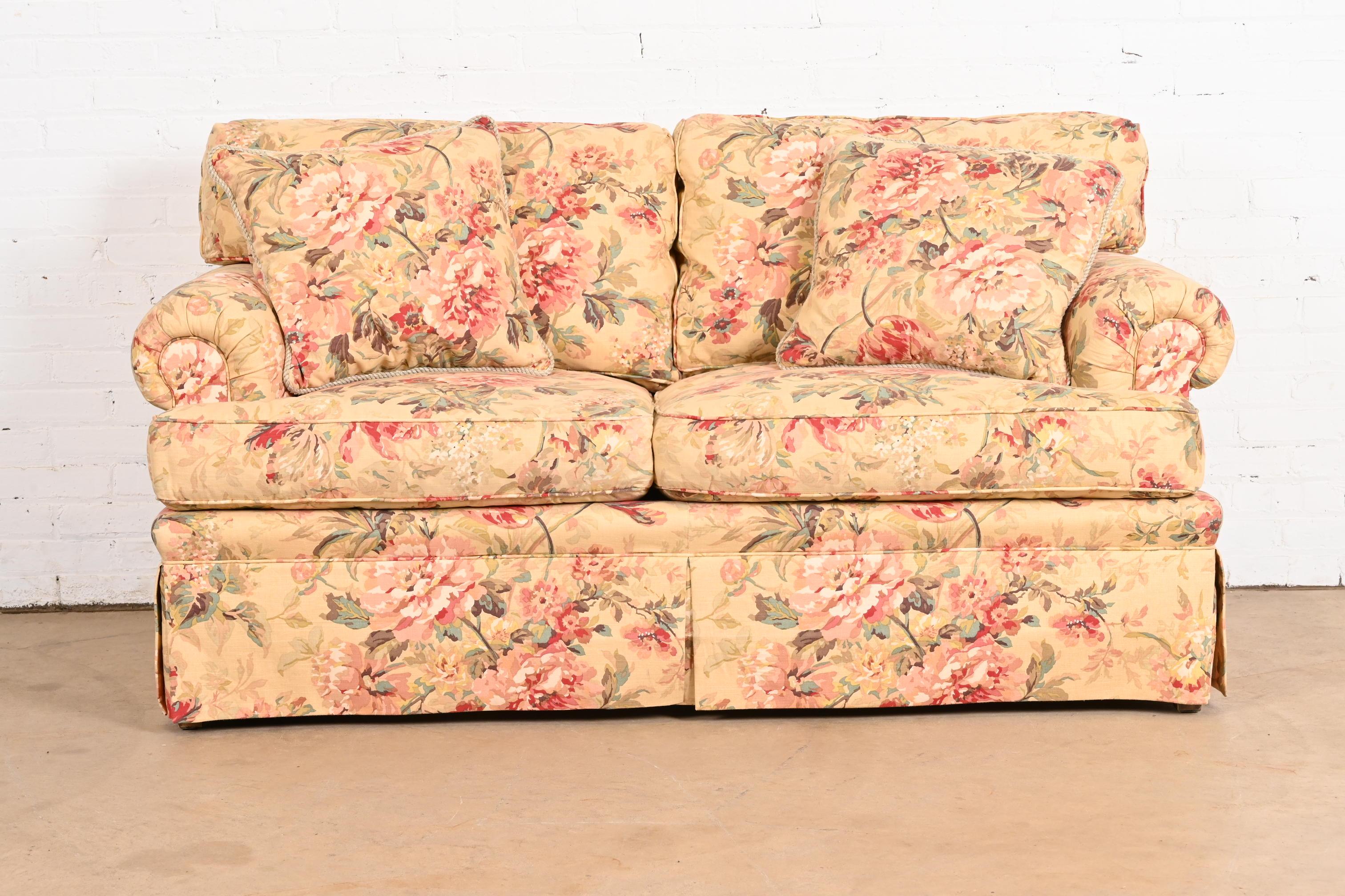 Ein wunderschöner, moderner Liebessitz mit traditionellem Blumendruck oder Chintz-Bezug

Von Baker Furniture, 