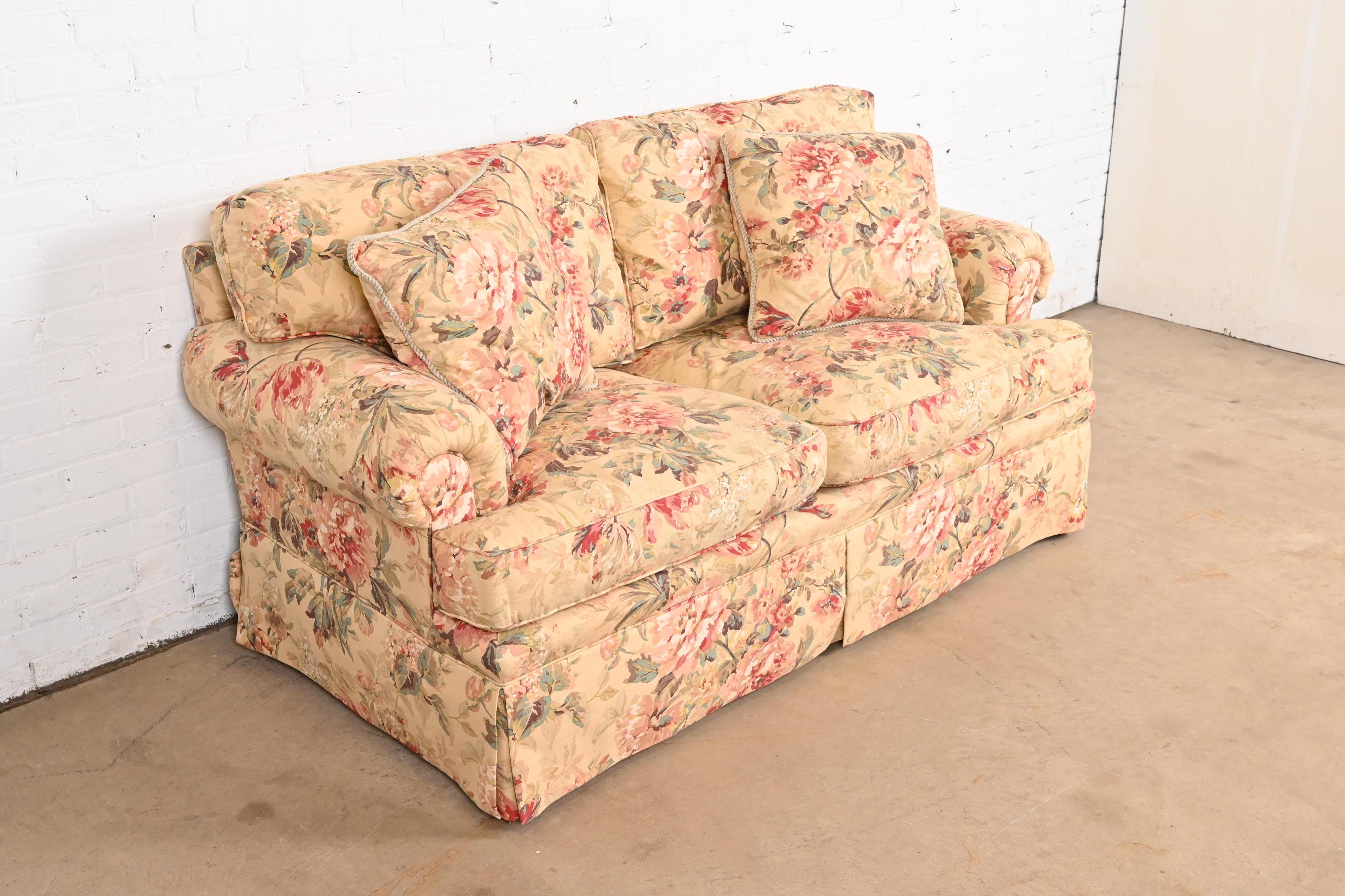 Baker Furniture Contemporary Down-filled Floral Upholstered Love Seat im Zustand „Gut“ in South Bend, IN