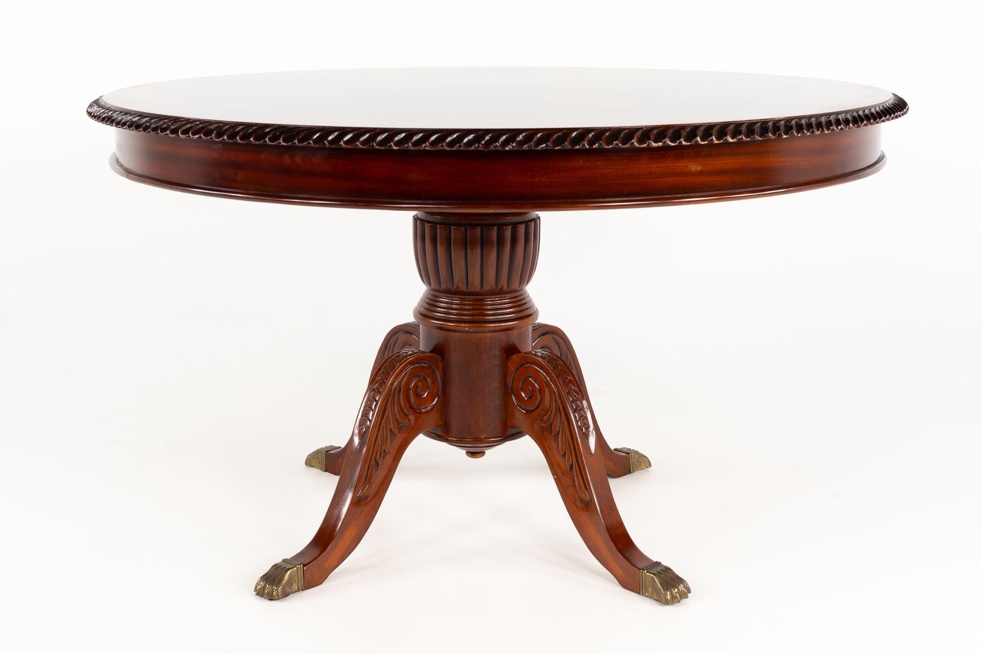 Baker Furniture Zeitgenössische Mahagoni Klauenfuß Center Konsole Tisch

Dieser Tisch misst: 52 breit x 52 tief x 20 Zoll hoch

Dieses Stück ist in sehr gutem Vintage-Zustand - Es gibt einen Kratzer auf der Tischoberfläche und einige