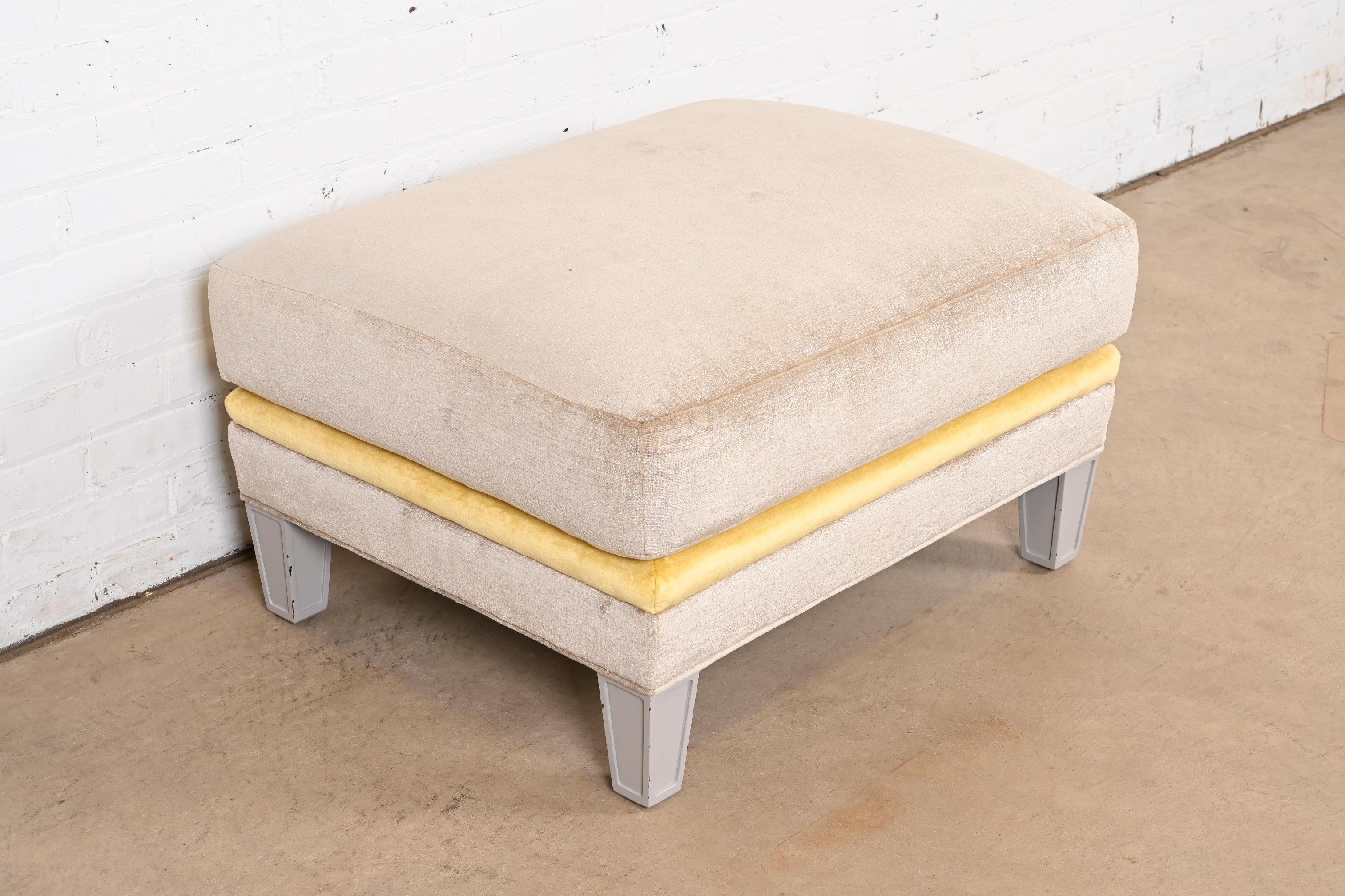 Un pouf contemporaneo molto bello.

Da Baker Furniture

USA, circa anni '1990

Cuscino in piuma d'oca con imbottitura e gambe solide.

Misure: 29 