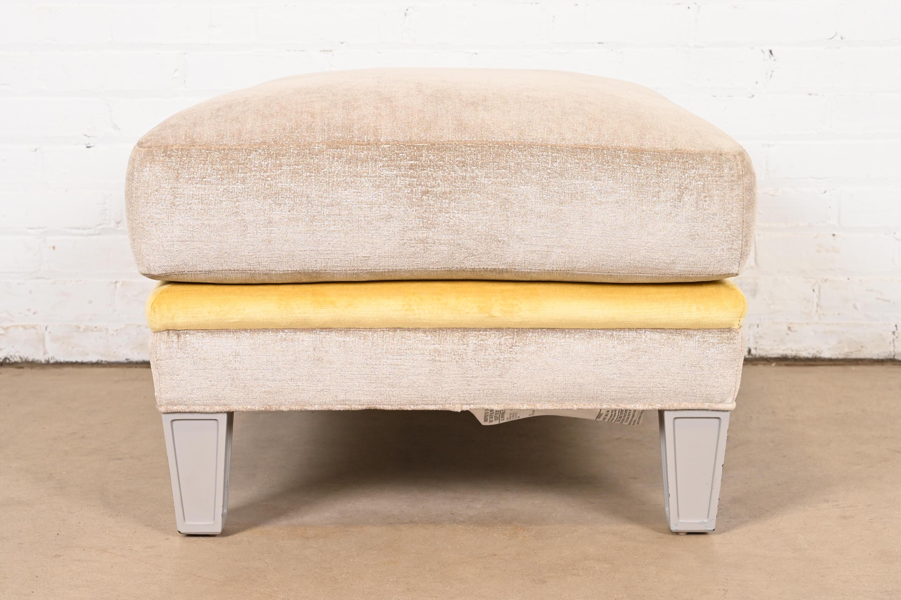 Tappezzeria Ottomano imbottito contemporaneo Baker Furniture in vendita