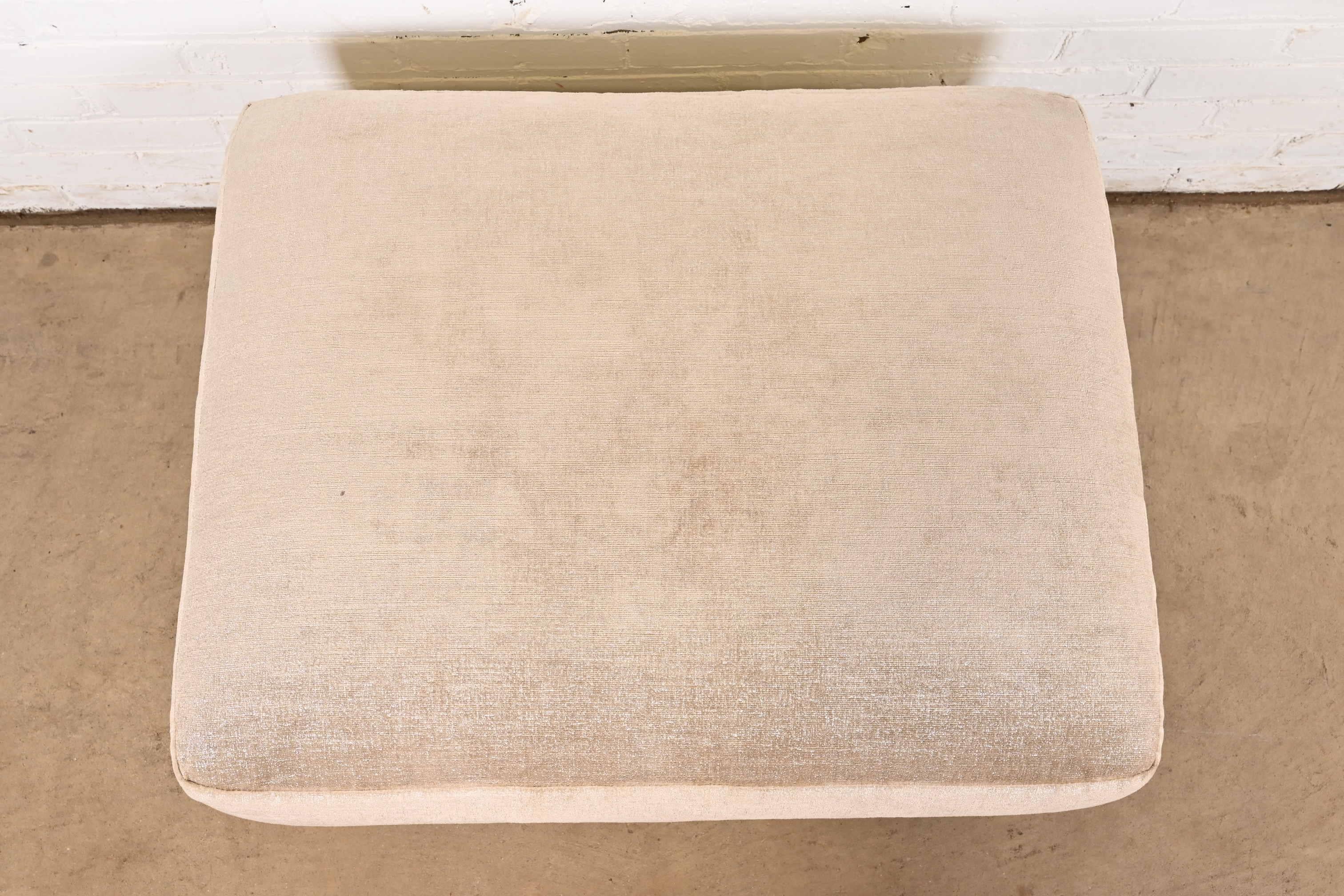 Ottomano imbottito contemporaneo Baker Furniture in vendita 1