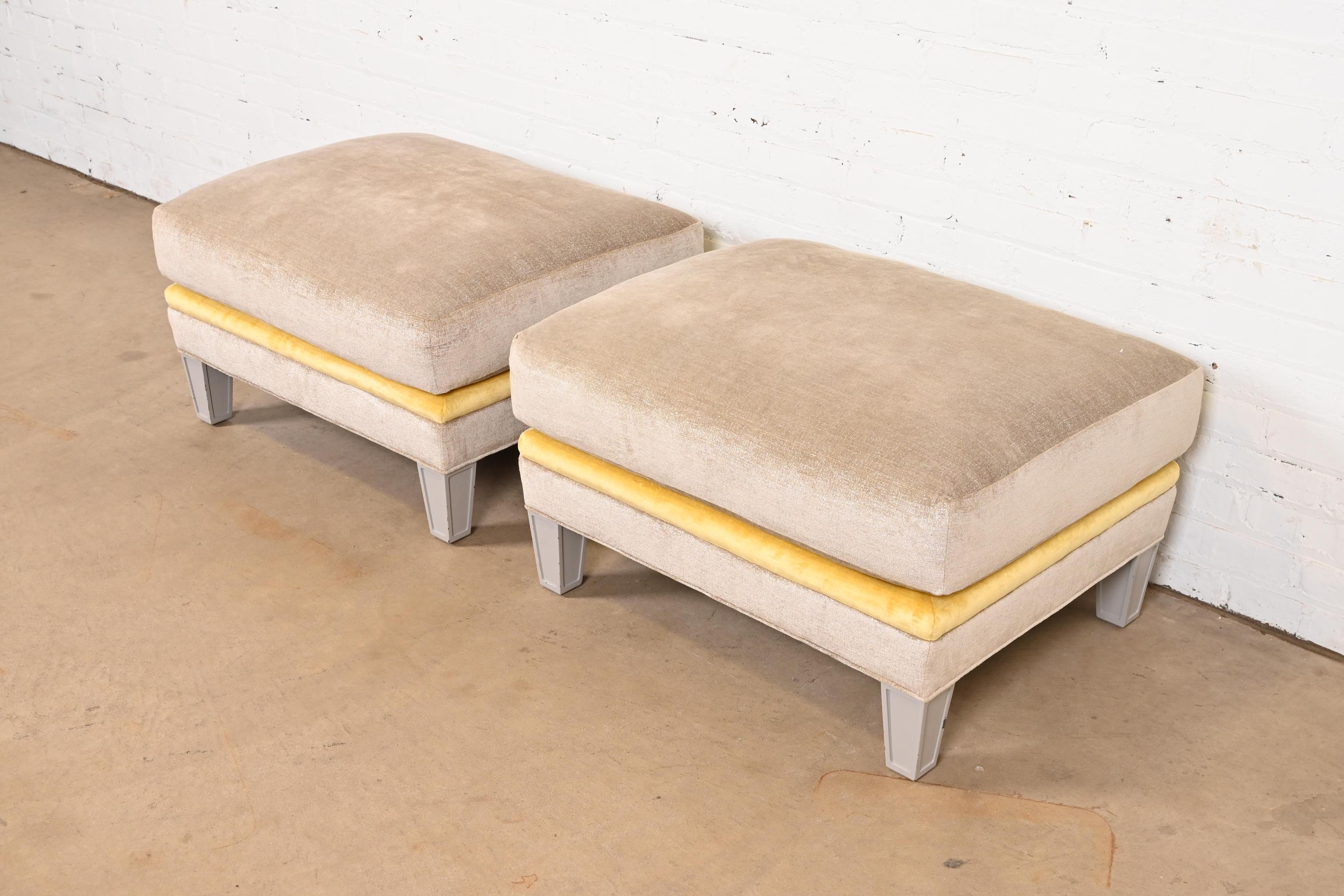 Une magnifique paire de poufs rembourrés modernes ou contemporains

Par Baker Furniture

USA, Circa Late 20th Century

Chacune mesure : 29 
