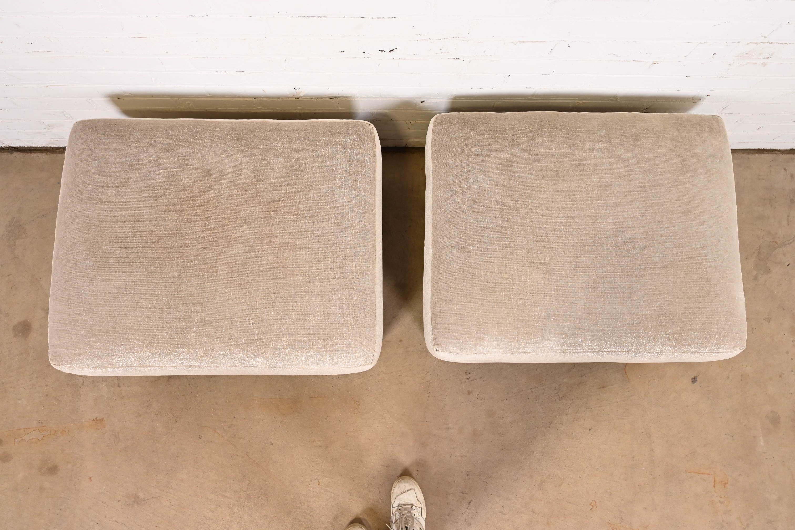 Tissu d'ameublement Pouf contemporain, paire, de Baker Furniture en vente