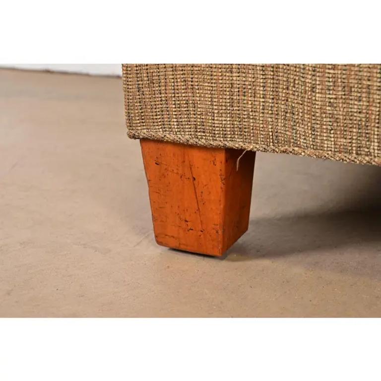 Baker Furniture Sofá tapizado contemporáneo en venta 3