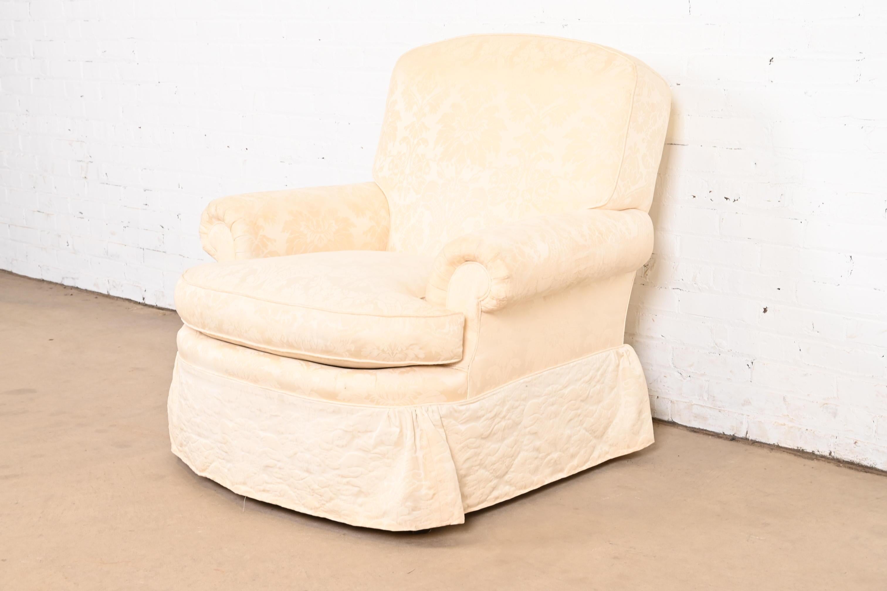 Ein wunderschöner gepolsterter Clubsessel oder Sessel mit traditionellem Damastmuster

Von Baker Furniture

USA, Ende des 20. Jahrhunderts

Maße: 37 