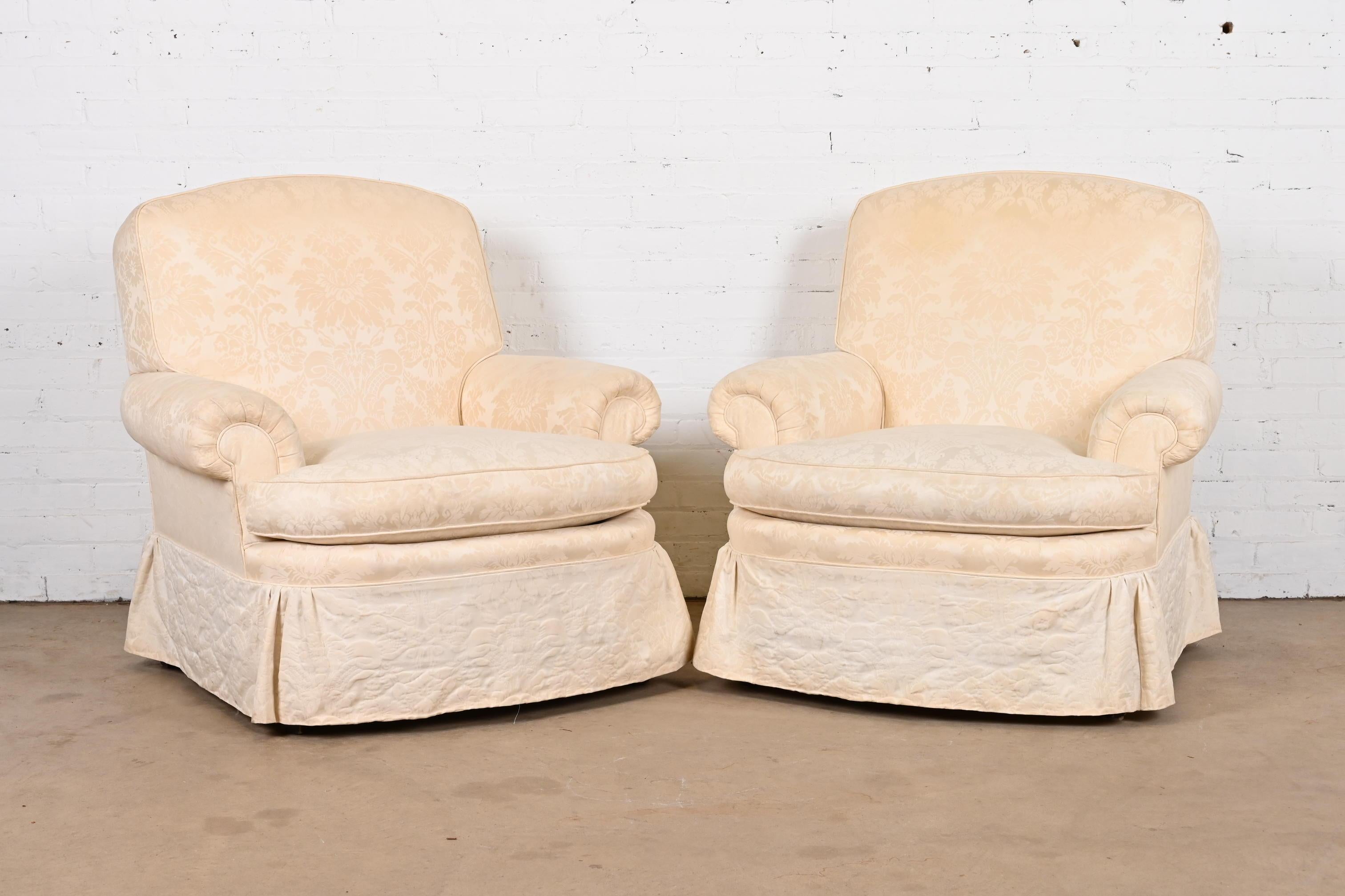 THIS LISTING IS FOR ONE CHAIR ONLY.
A gorgeous pair of traditional damask patterned upholstered club chairs or lounge chairs

By Baker Furniture

USA, Late 20th Century

Measures: 37