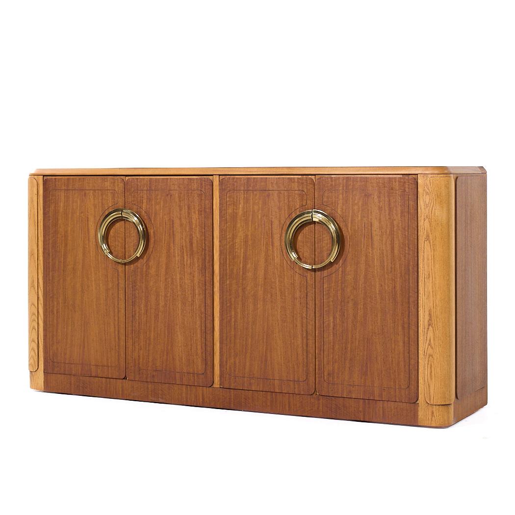 Moderne Meubles Baker Crédence en noyer et laiton de style néo-déco en vente
