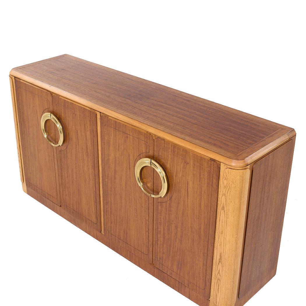 XXIe siècle et contemporain Meubles Baker Crédence en noyer et laiton de style néo-déco en vente