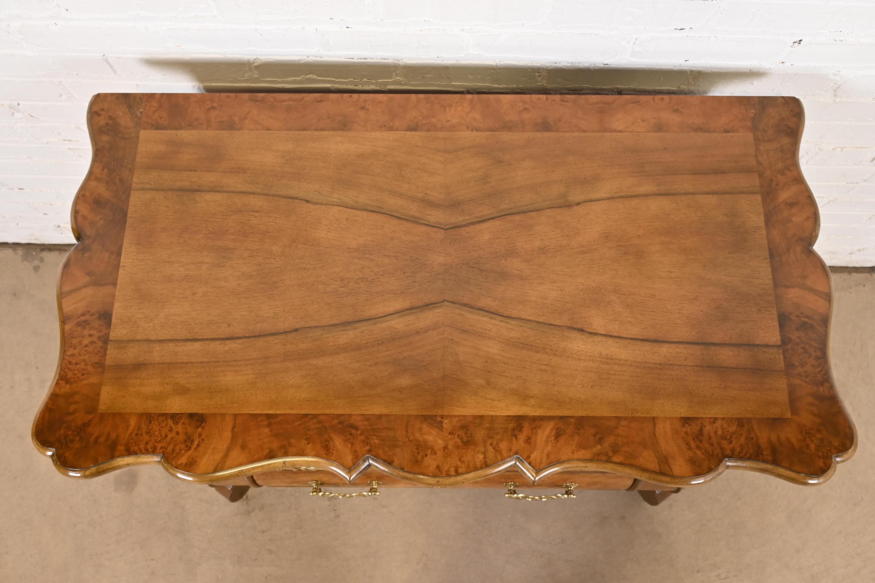 Baker Furniture Niederländische Louis XV.-Bomber-Kommode oder Kommode aus gemasertem Nussbaumholz im Angebot 4