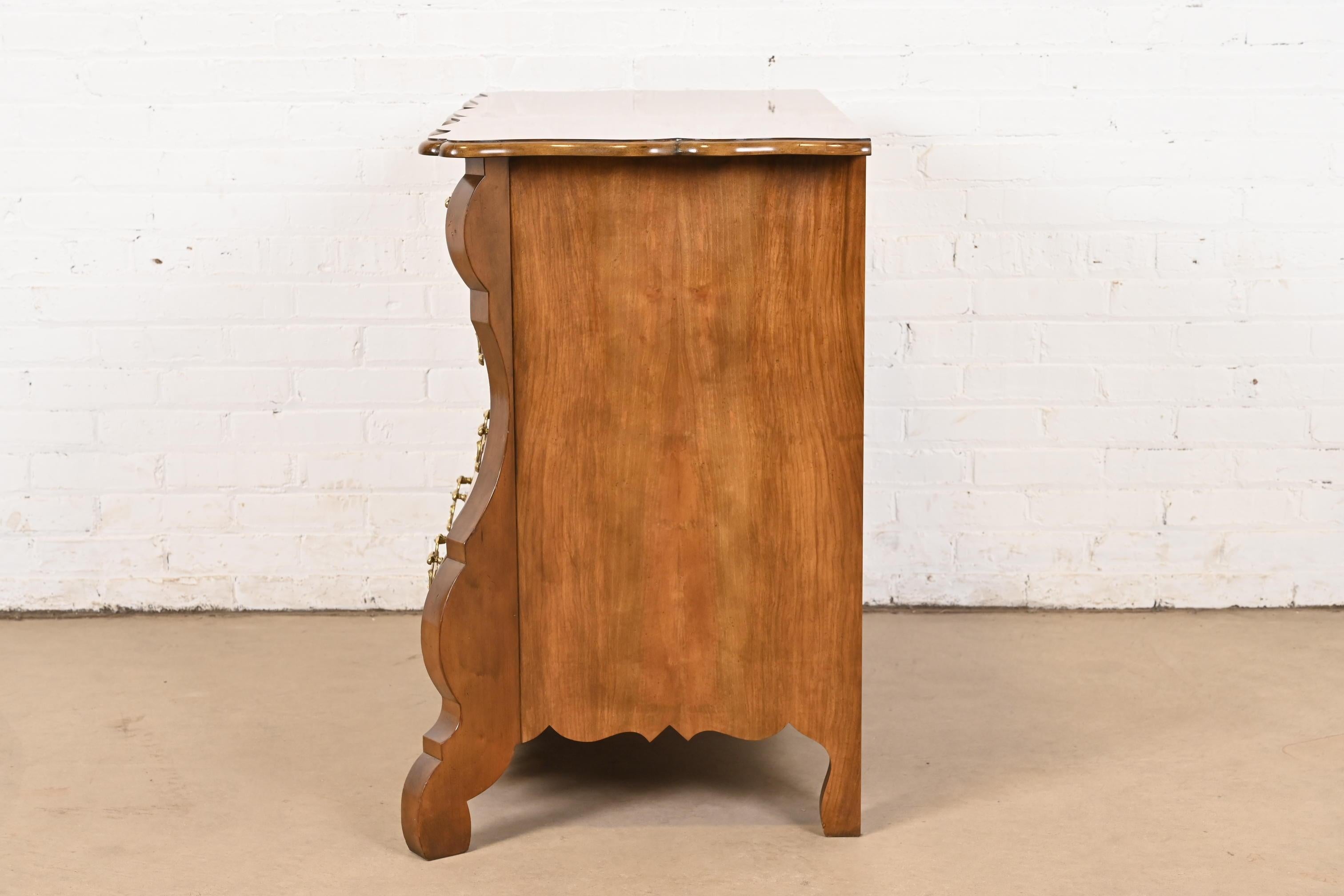 Baker Furniture Niederländische Louis XV.-Bomber-Kommode oder Kommode aus gemasertem Nussbaumholz im Angebot 5