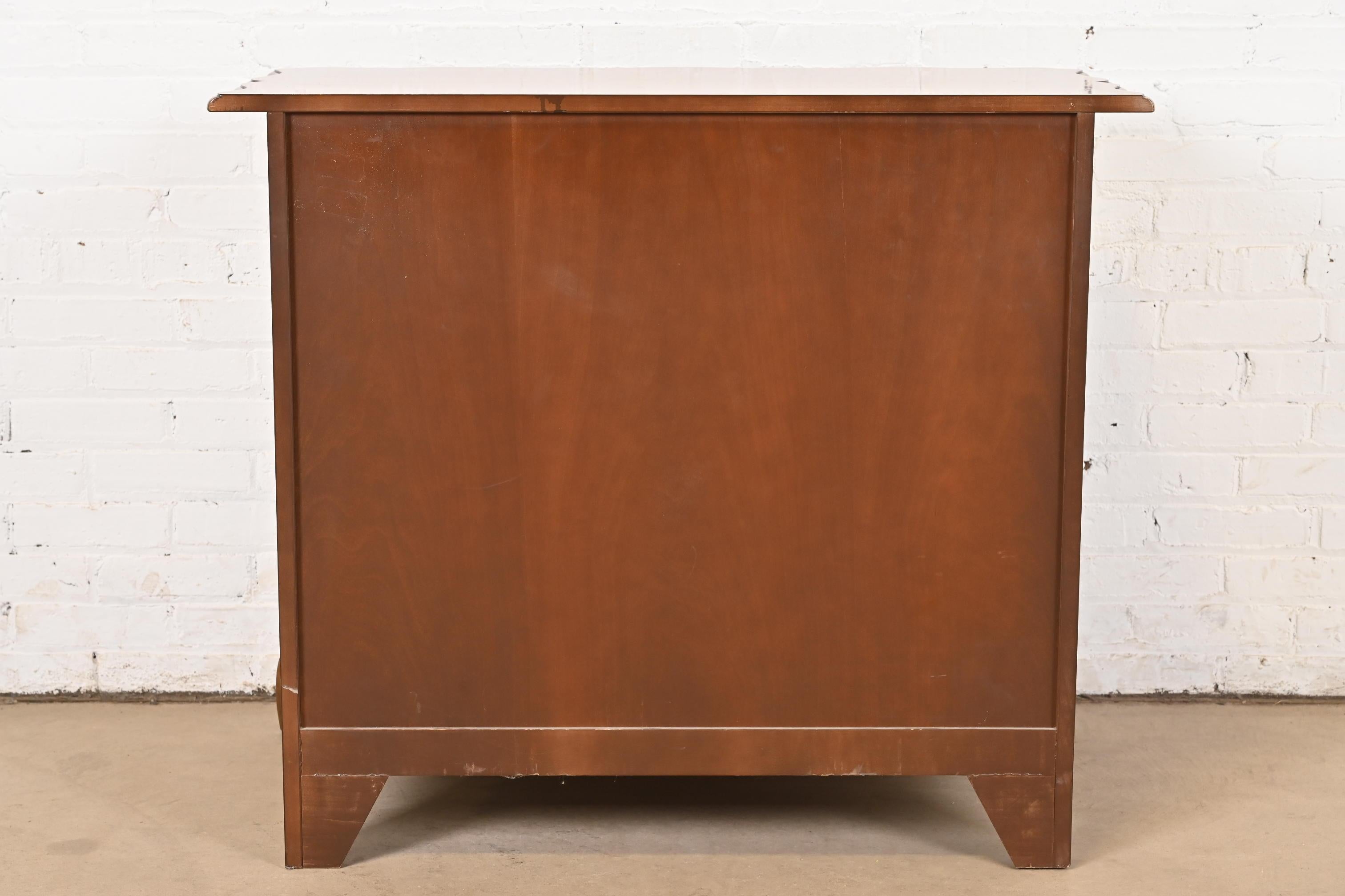 Baker Furniture Niederländische Louis XV.-Bomber-Kommode oder Kommode aus gemasertem Nussbaumholz im Angebot 6