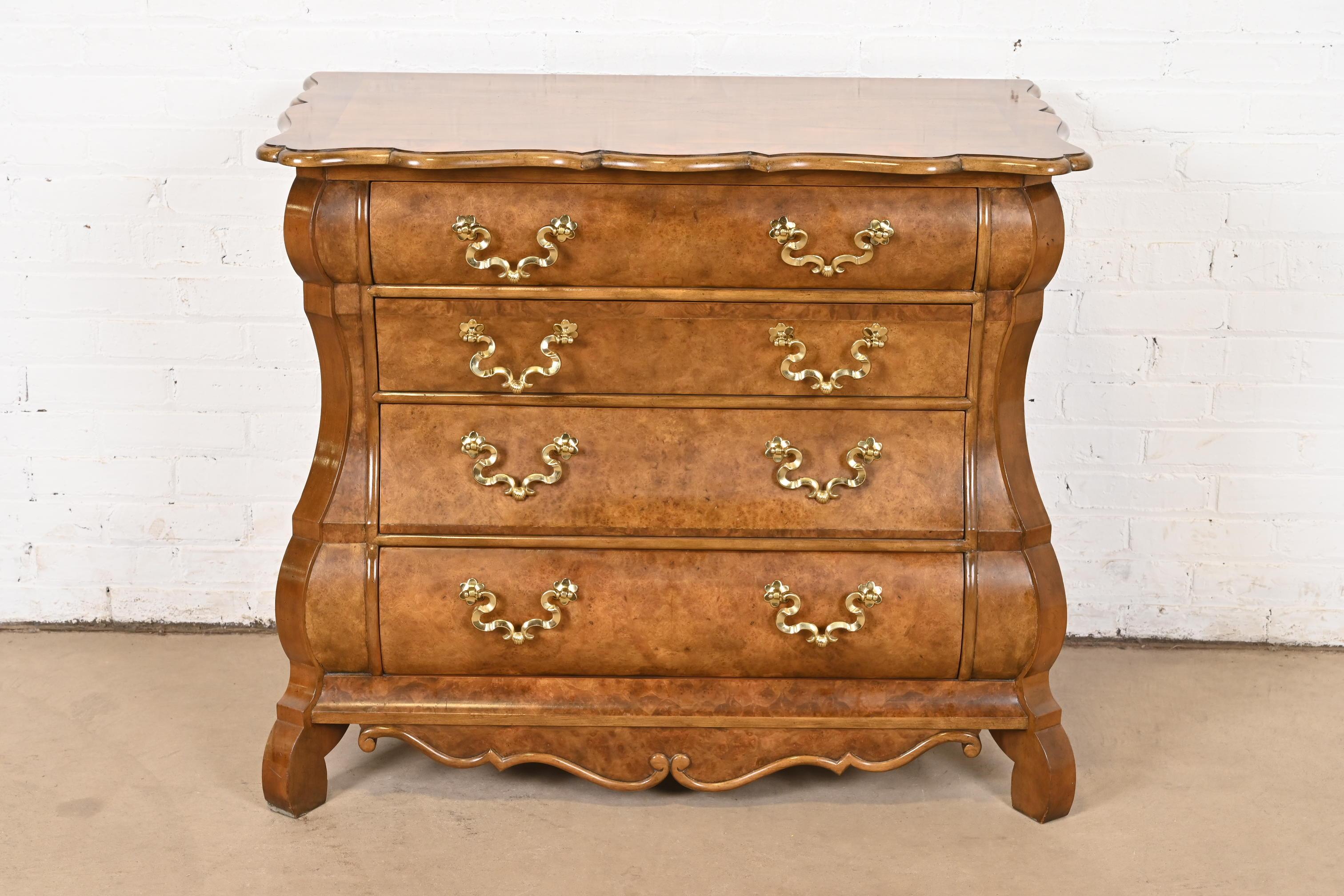 Baker Furniture Niederländische Louis XV.-Bomber-Kommode oder Kommode aus gemasertem Nussbaumholz (amerikanisch) im Angebot