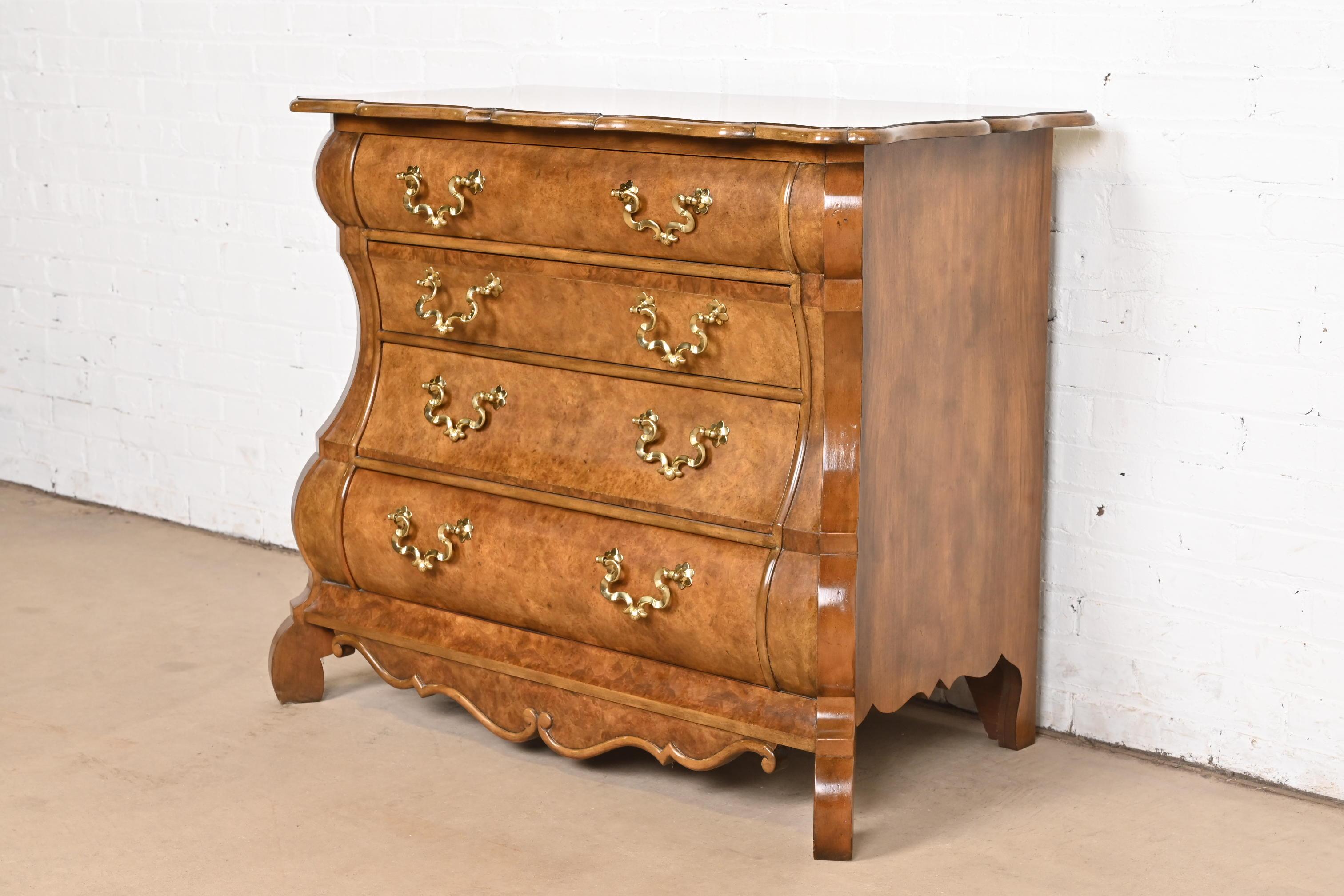 Baker Furniture Niederländische Louis XV.-Bomber-Kommode oder Kommode aus gemasertem Nussbaumholz im Zustand „Gut“ im Angebot in South Bend, IN