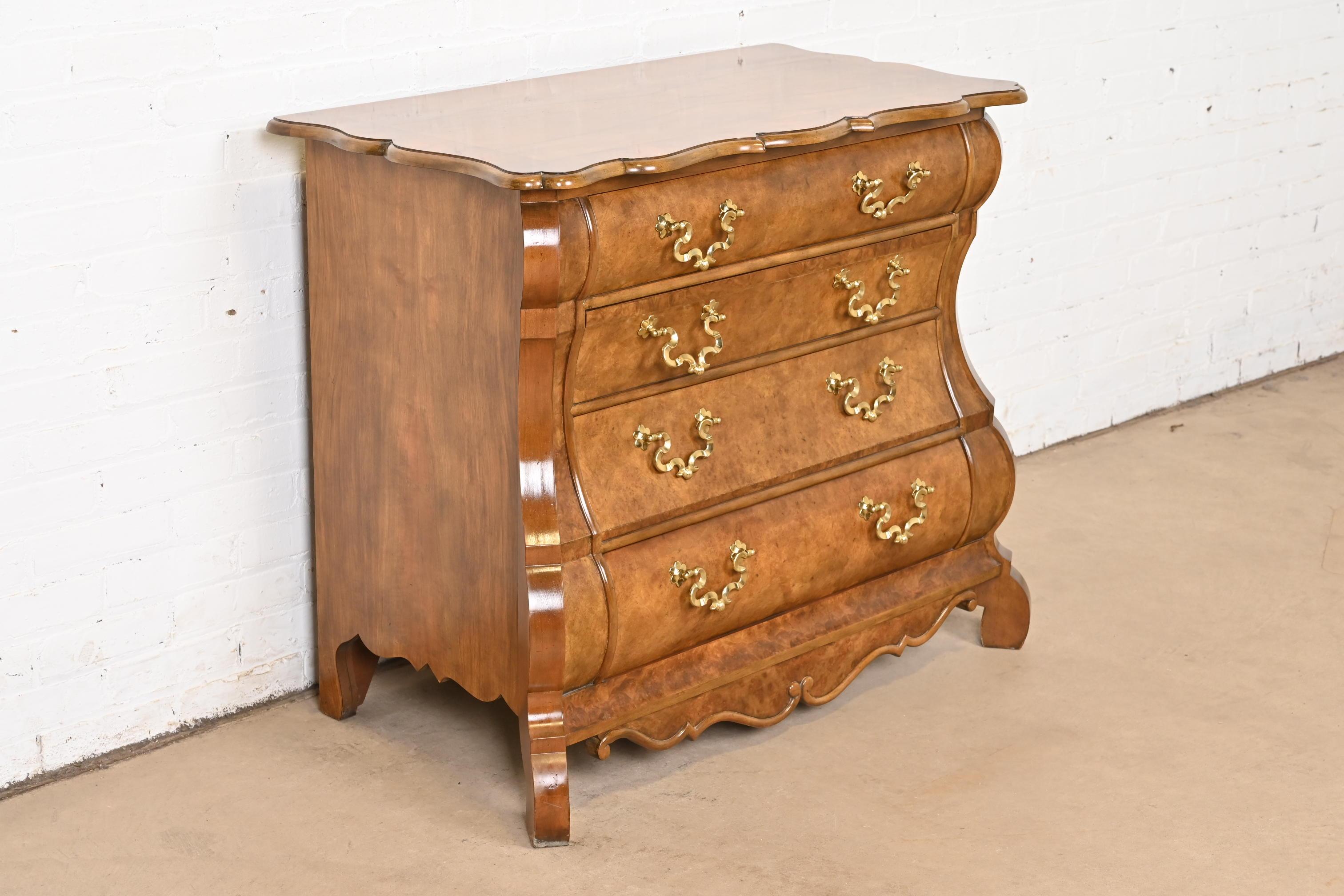 Baker Furniture Niederländische Louis XV.-Bomber-Kommode oder Kommode aus gemasertem Nussbaumholz (Ende des 20. Jahrhunderts) im Angebot
