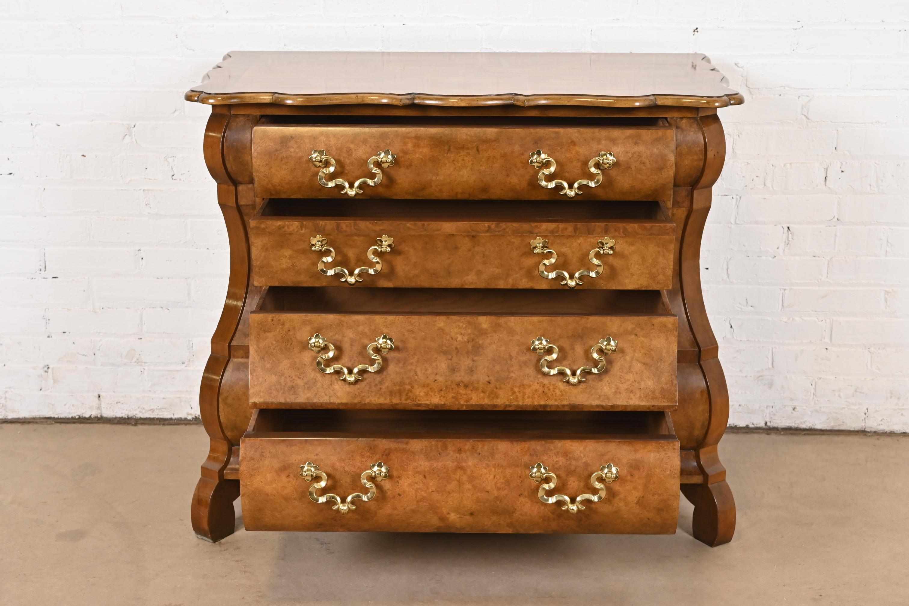 Baker Furniture Niederländische Louis XV.-Bomber-Kommode oder Kommode aus gemasertem Nussbaumholz (Messing) im Angebot