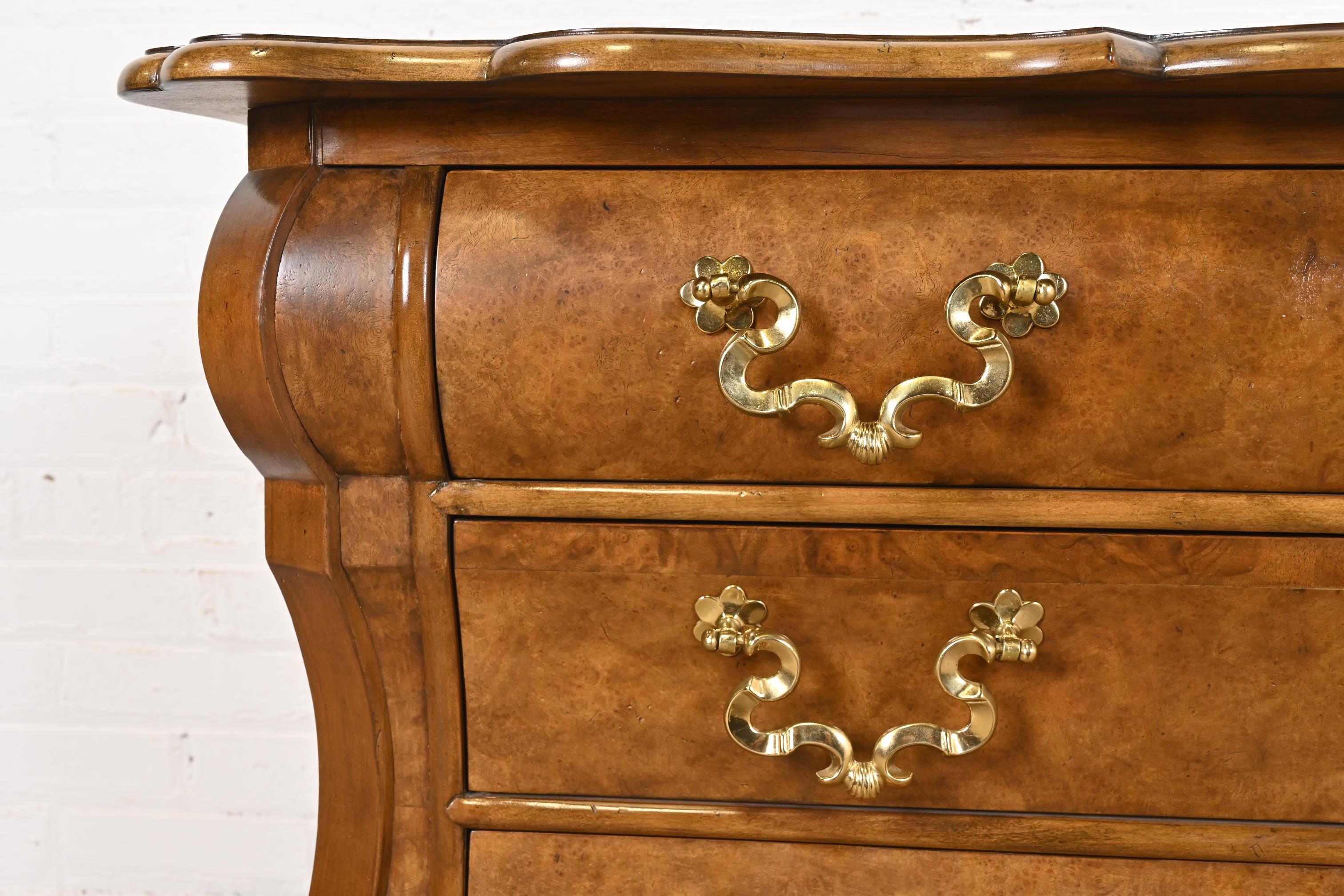 Baker Furniture Niederländische Louis XV.-Bomber-Kommode oder Kommode aus gemasertem Nussbaumholz im Angebot 1