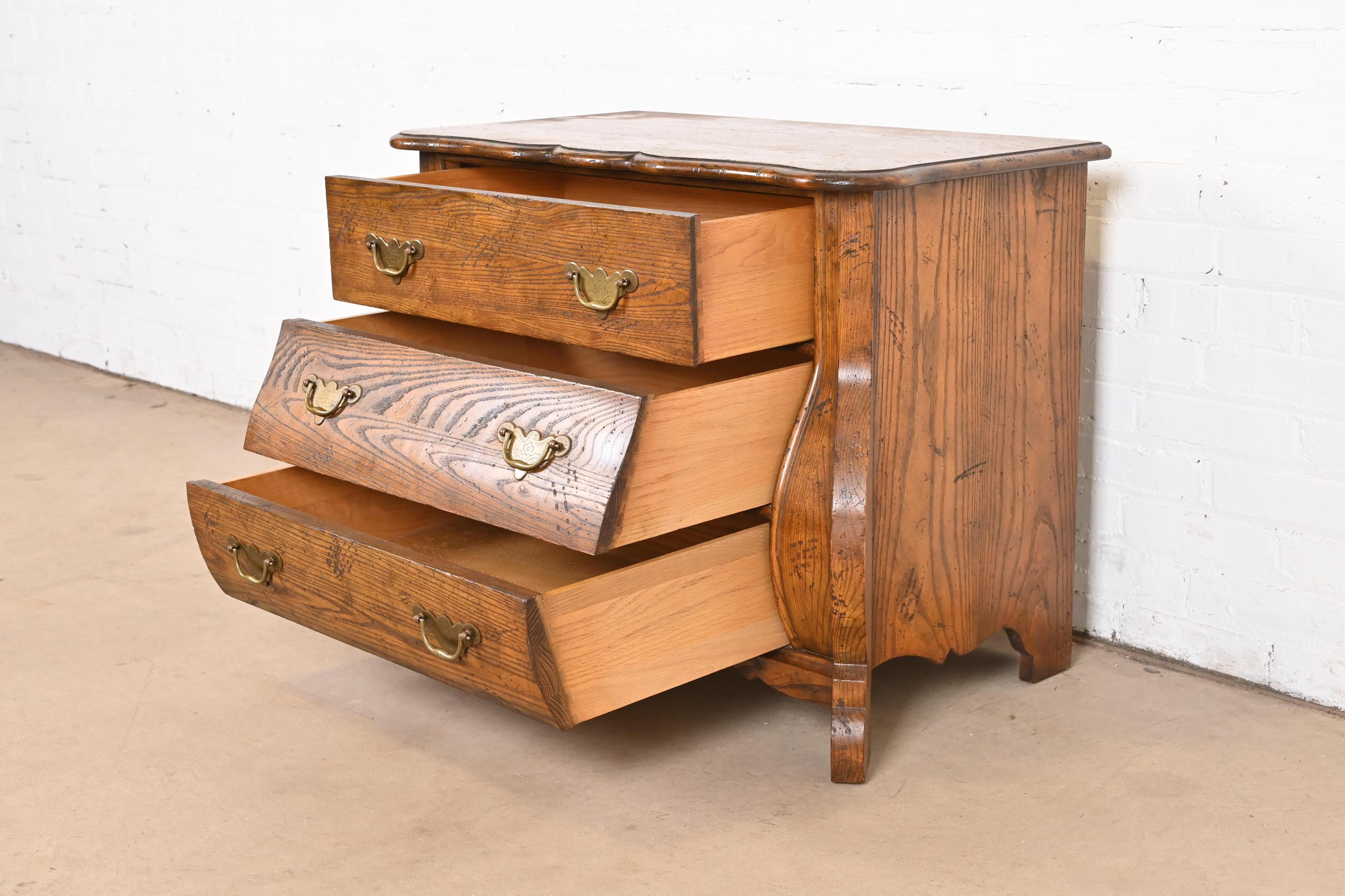 Laiton Baker Furniture commode ou commode bombée en chêne néerlandais en vente