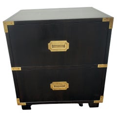 Baker Furniture Comodino in stile campagna in mogano ebanizzato e ottone su ruote