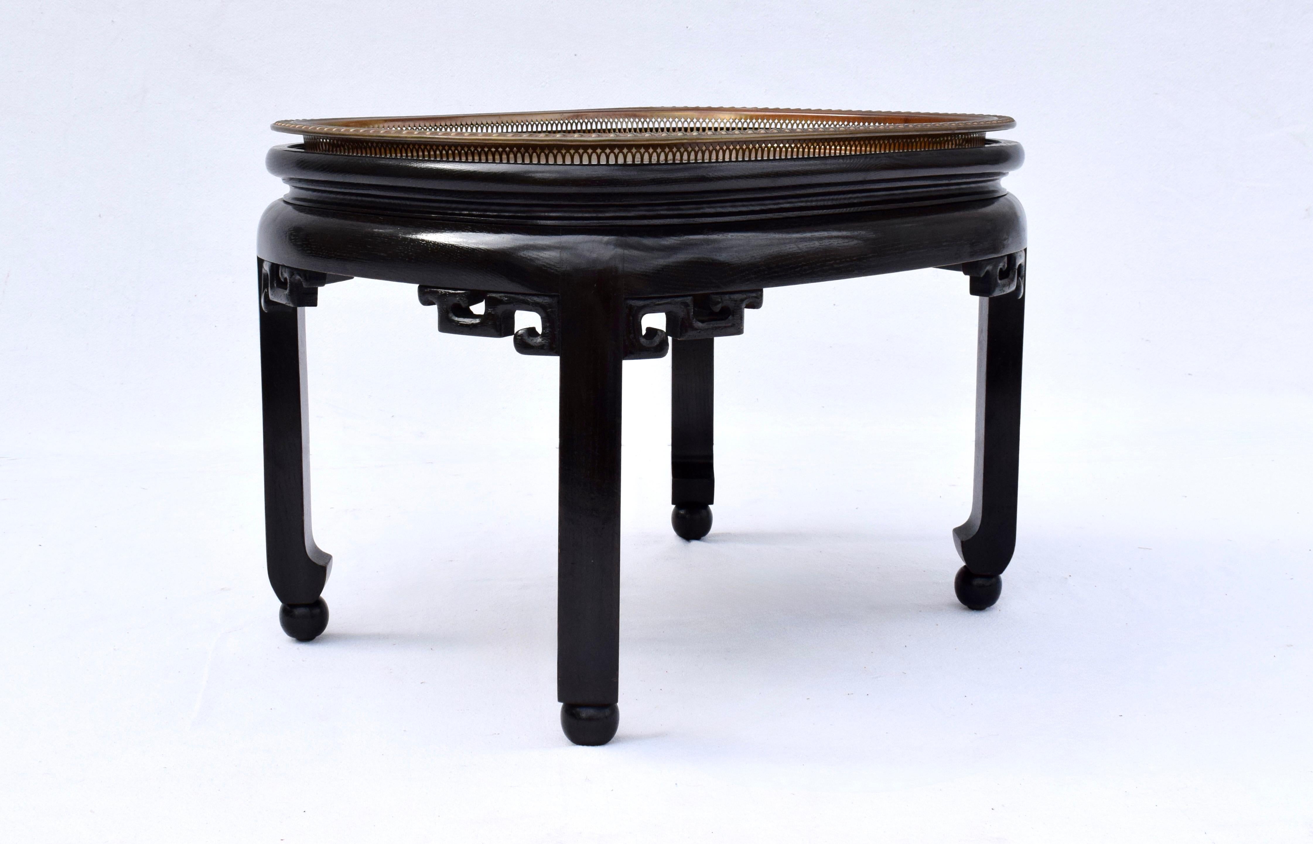 Multifunktionaler Tisch im Ming-Stil aus ebonisiertem Wurzelholz mit abnehmbarer Messingplatte. Durch die kleinere Silhouette eignet sich dieser süße Tisch auch als Beistell- und Cocktailtisch. Wird dem Unternehmen Baker Furniture zugeschrieben.